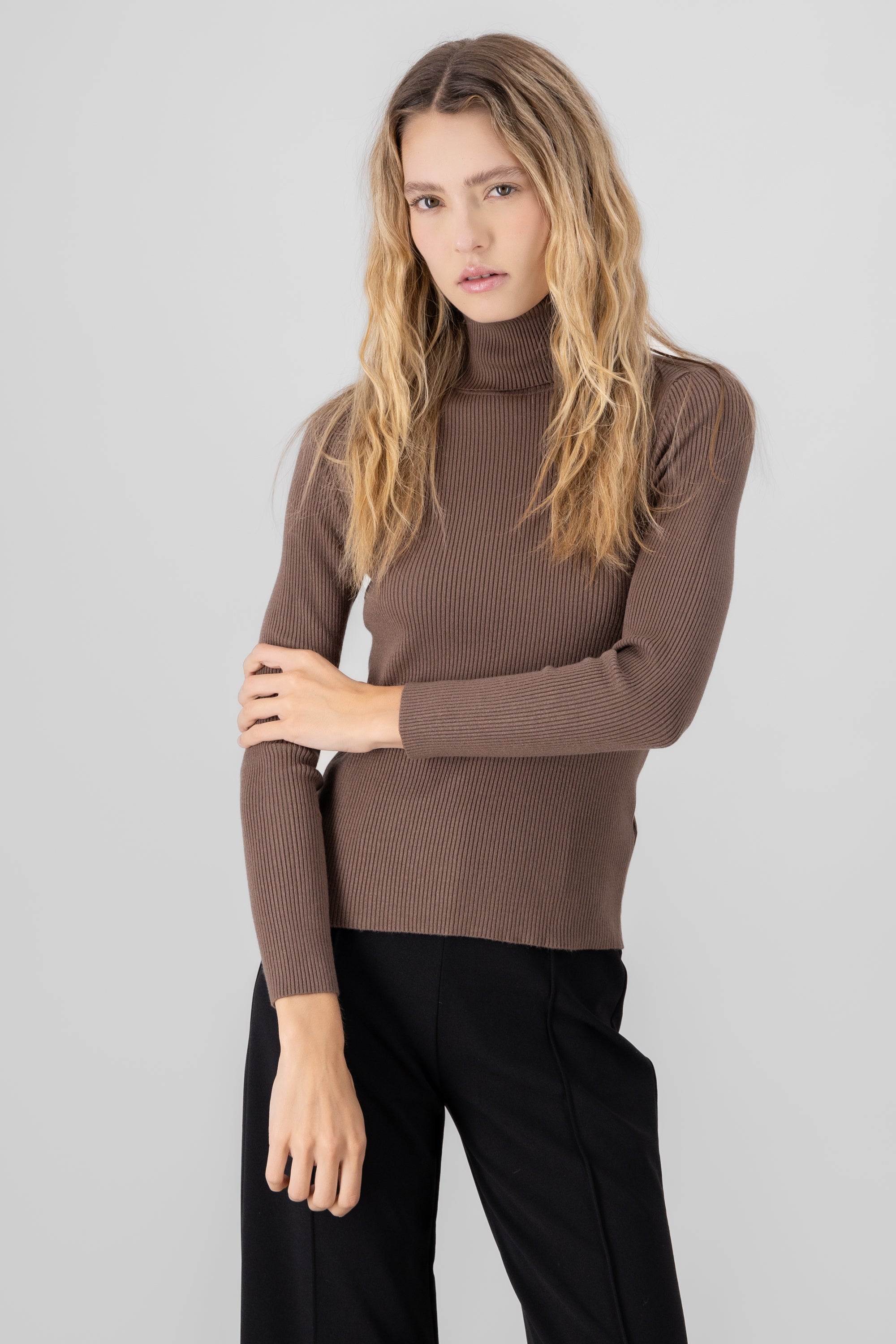 Sueter acanalado cuello alto CAFE