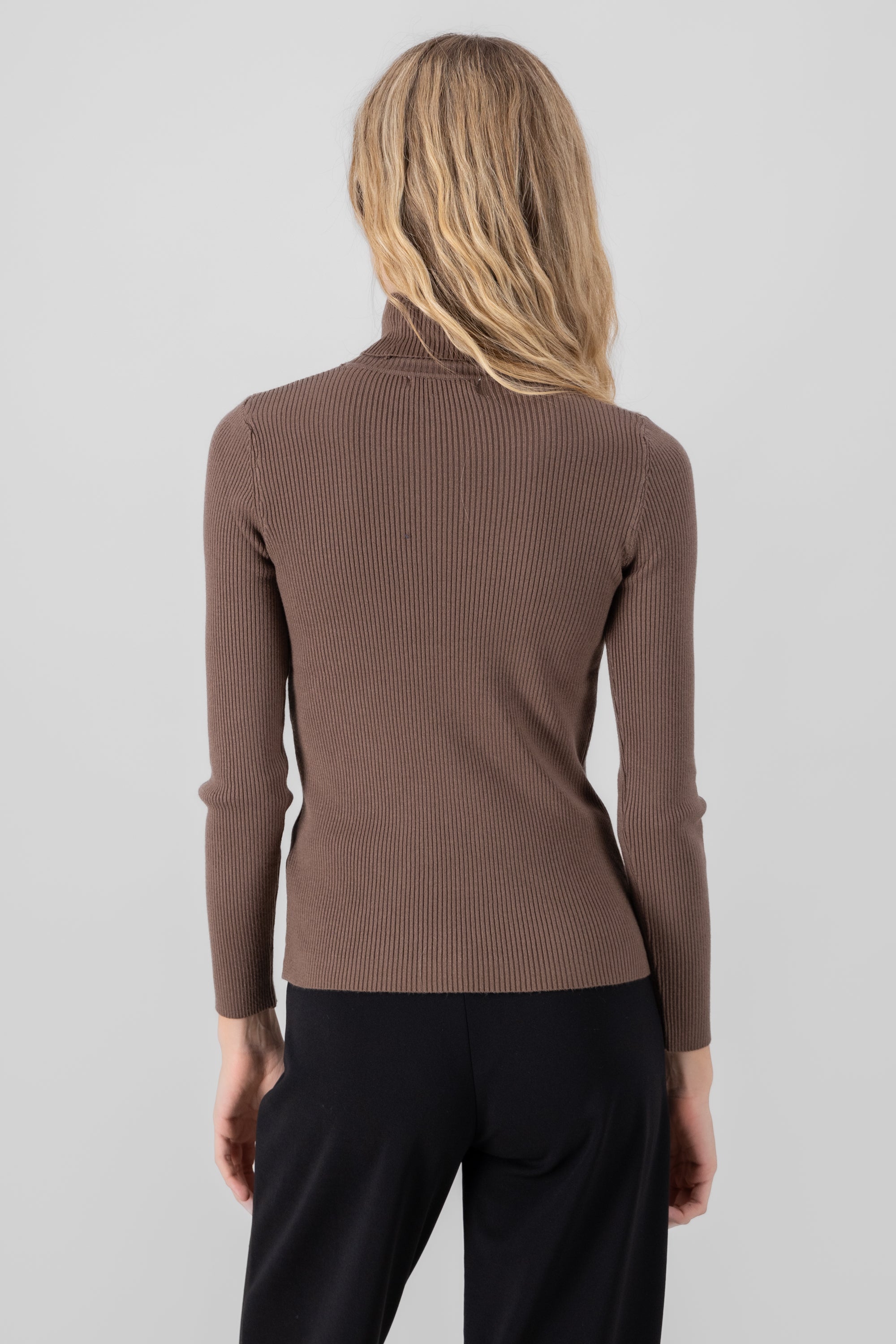 Sueter acanalado cuello alto CAFE