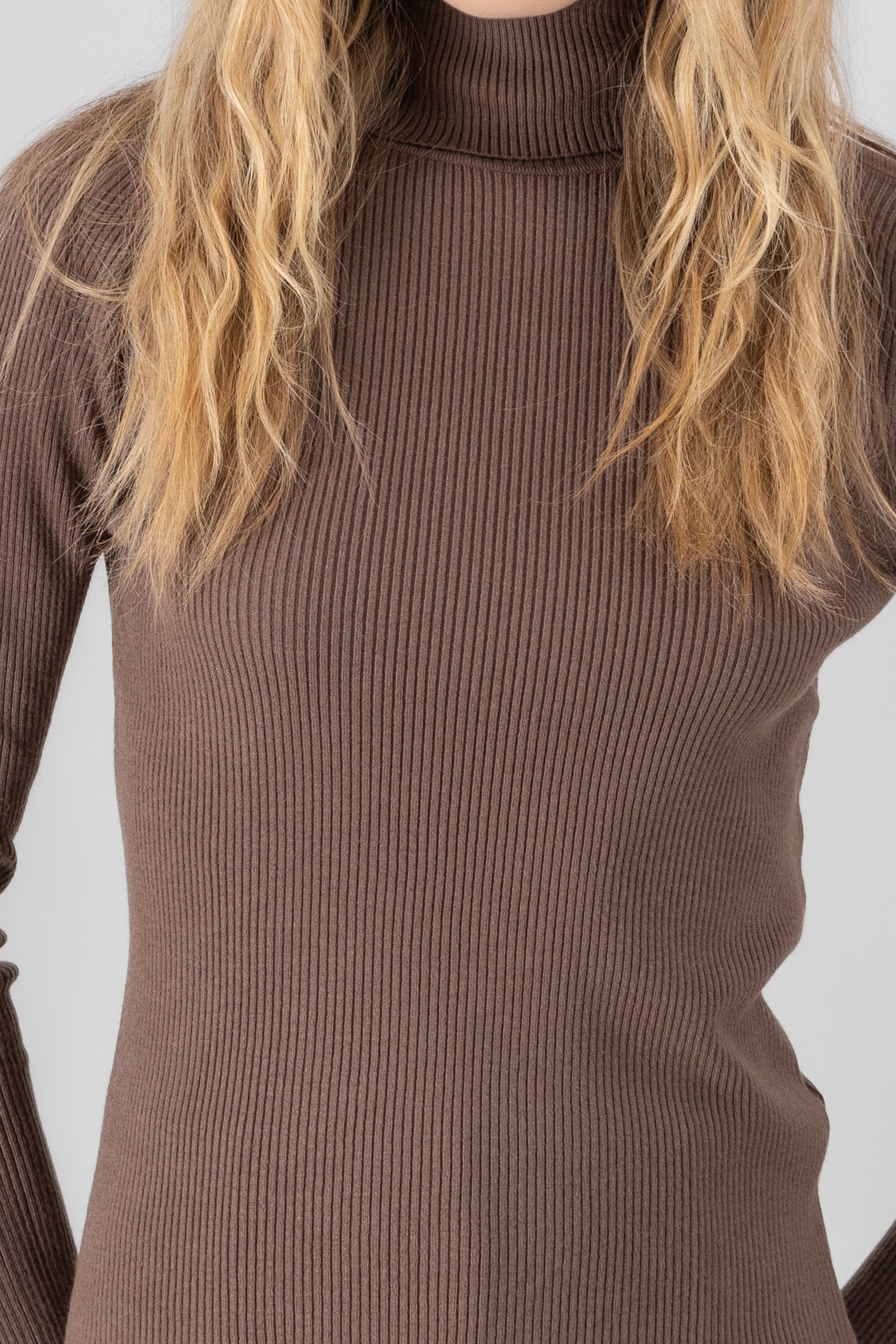 Sueter acanalado cuello alto CAFE