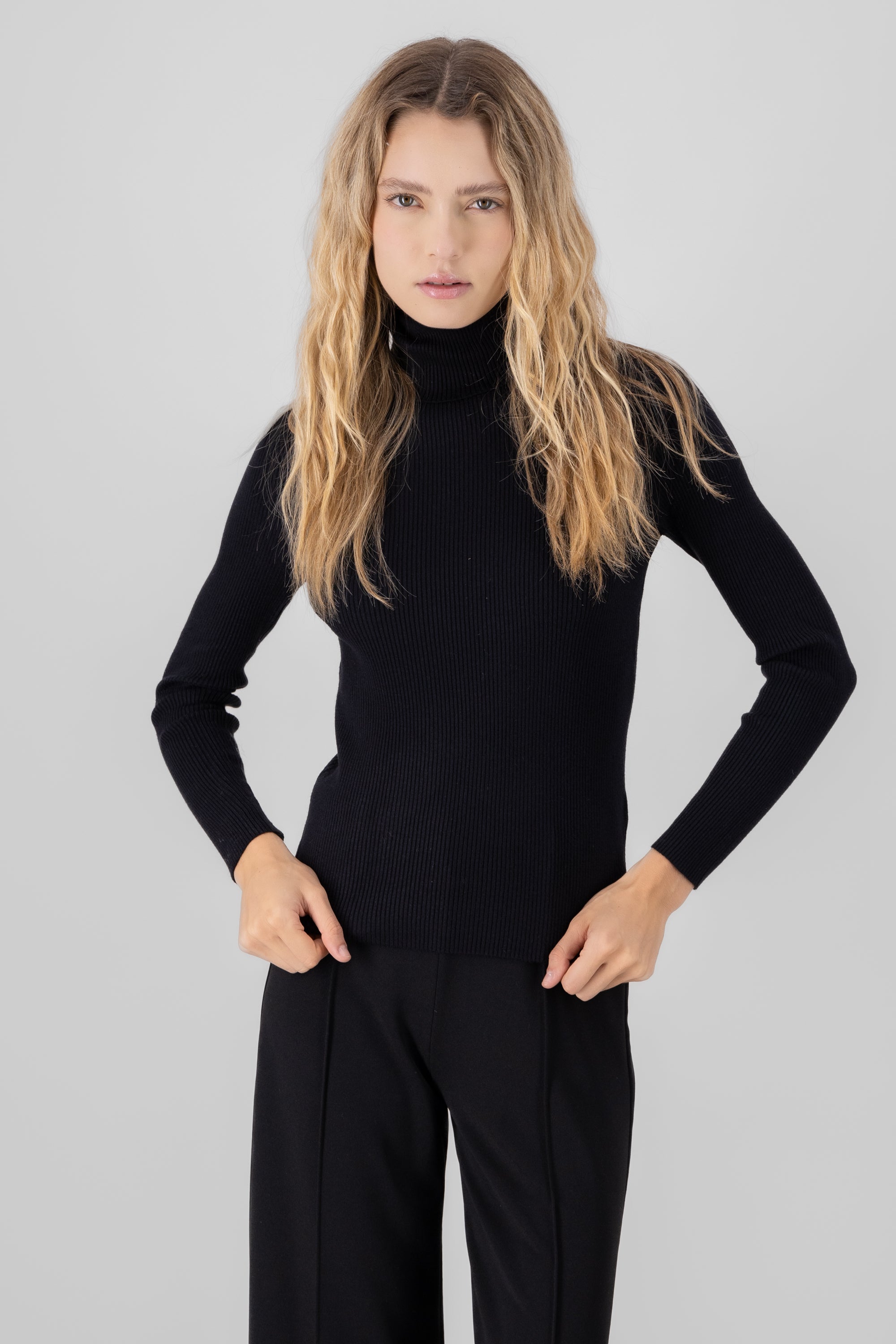 Sueter acanalado cuello alto NEGRO