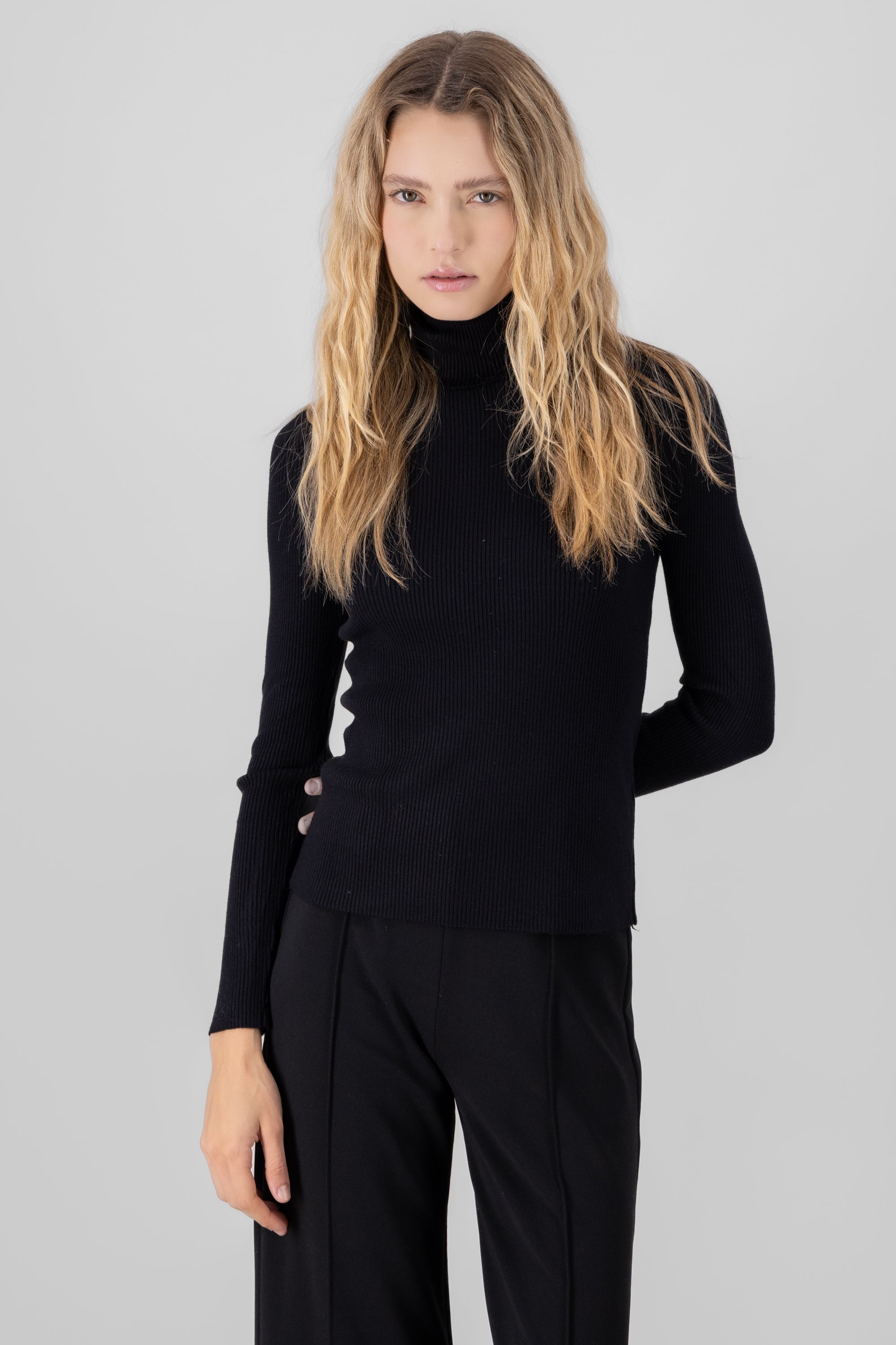 Sueter acanalado cuello alto NEGRO
