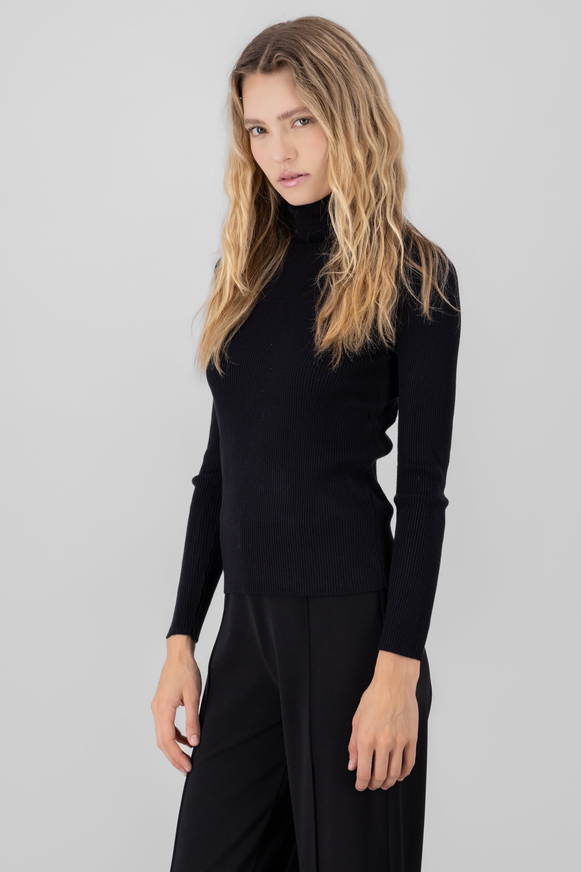 Sueter acanalado cuello alto NEGRO