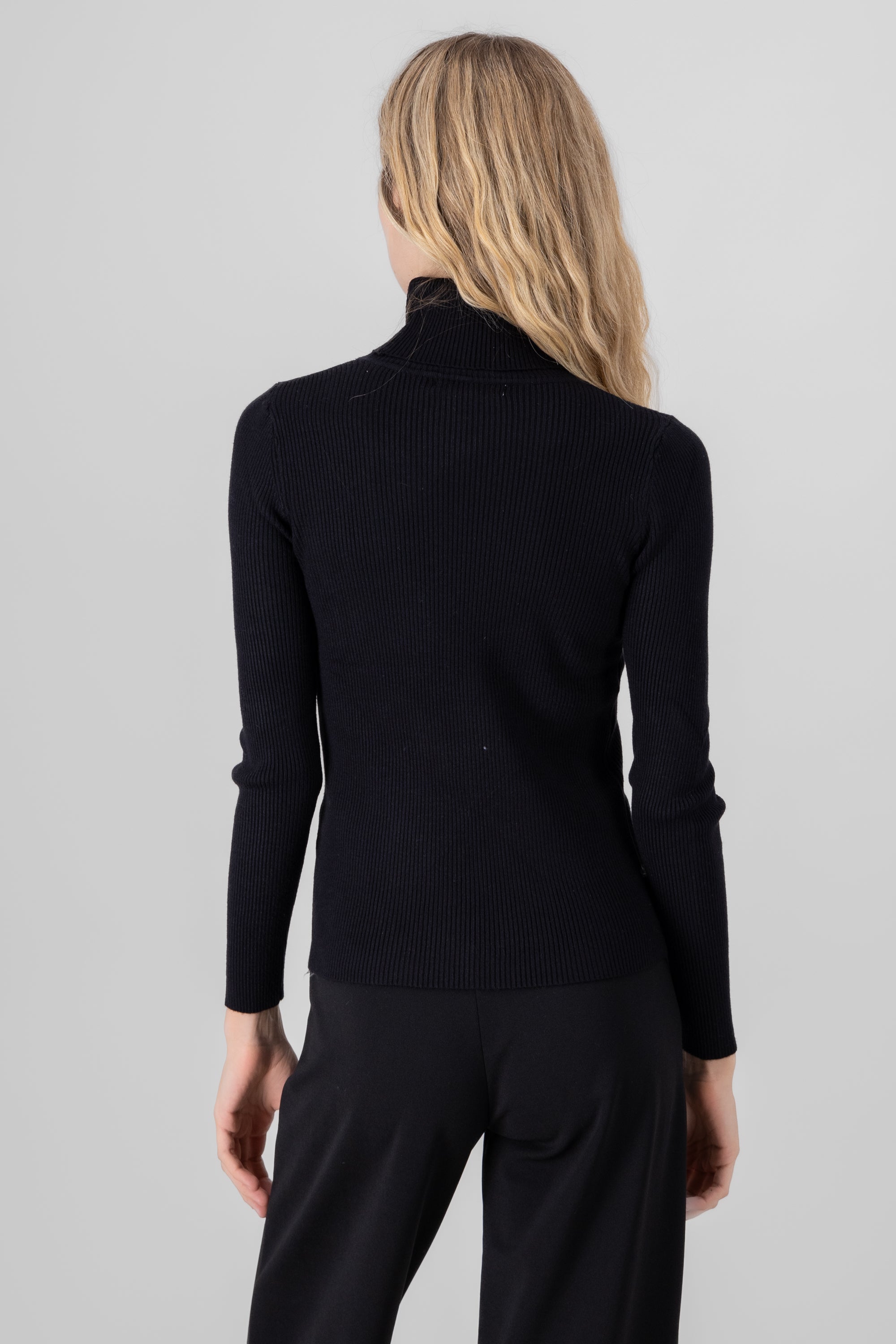 Sueter acanalado cuello alto NEGRO