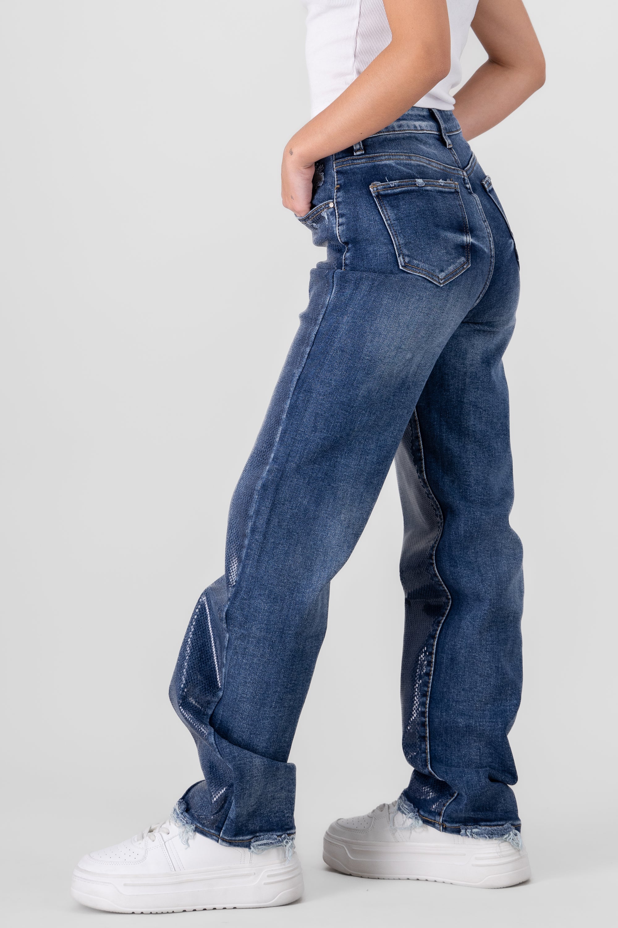 Straight Jeans Texture Brillo Medium Wash