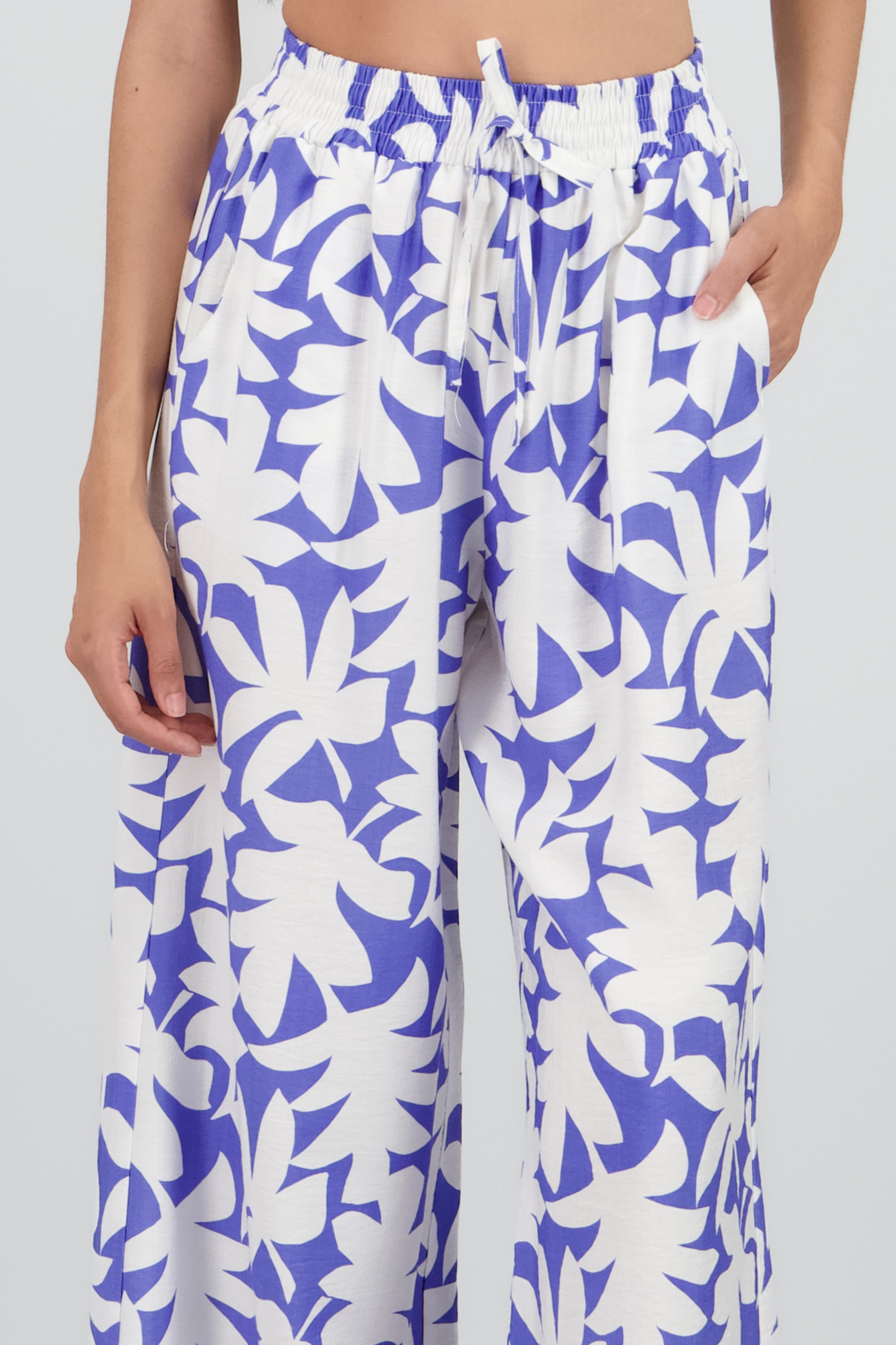 Pantalon amplio estampado tropical AZUL REY COMBO