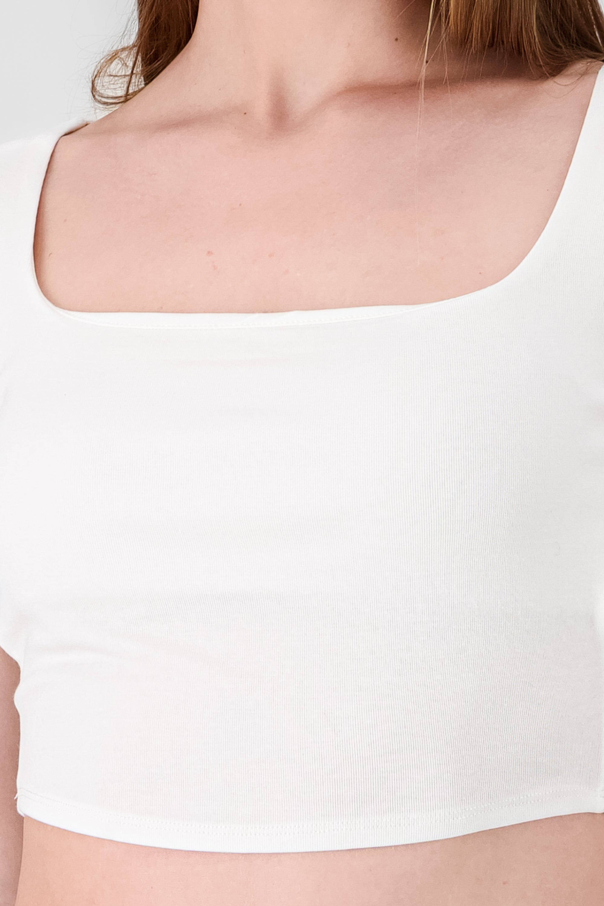 Top cropped con escote cuadrado liso BLANCO