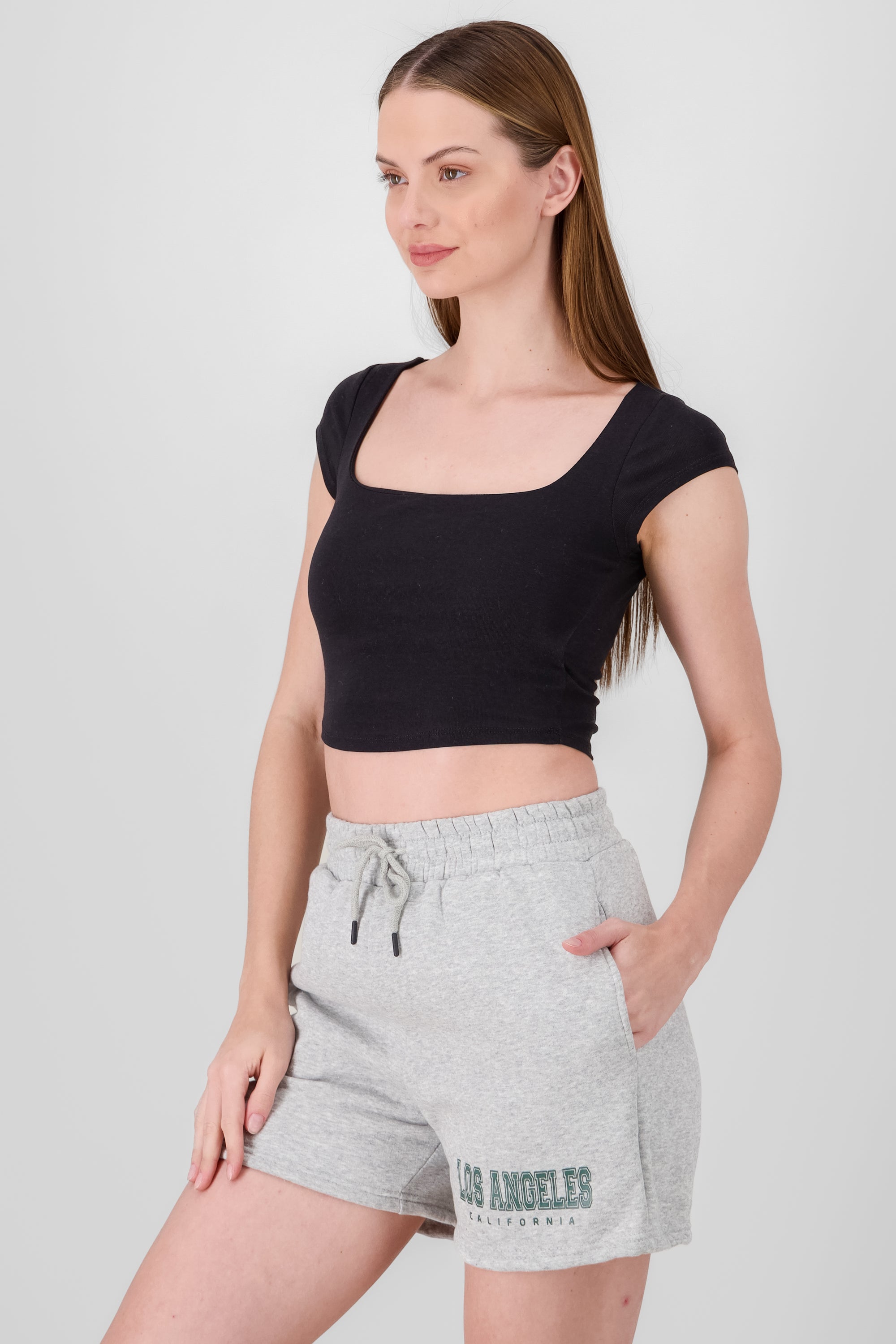 Top cropped con escote cuadrado liso NEGRO