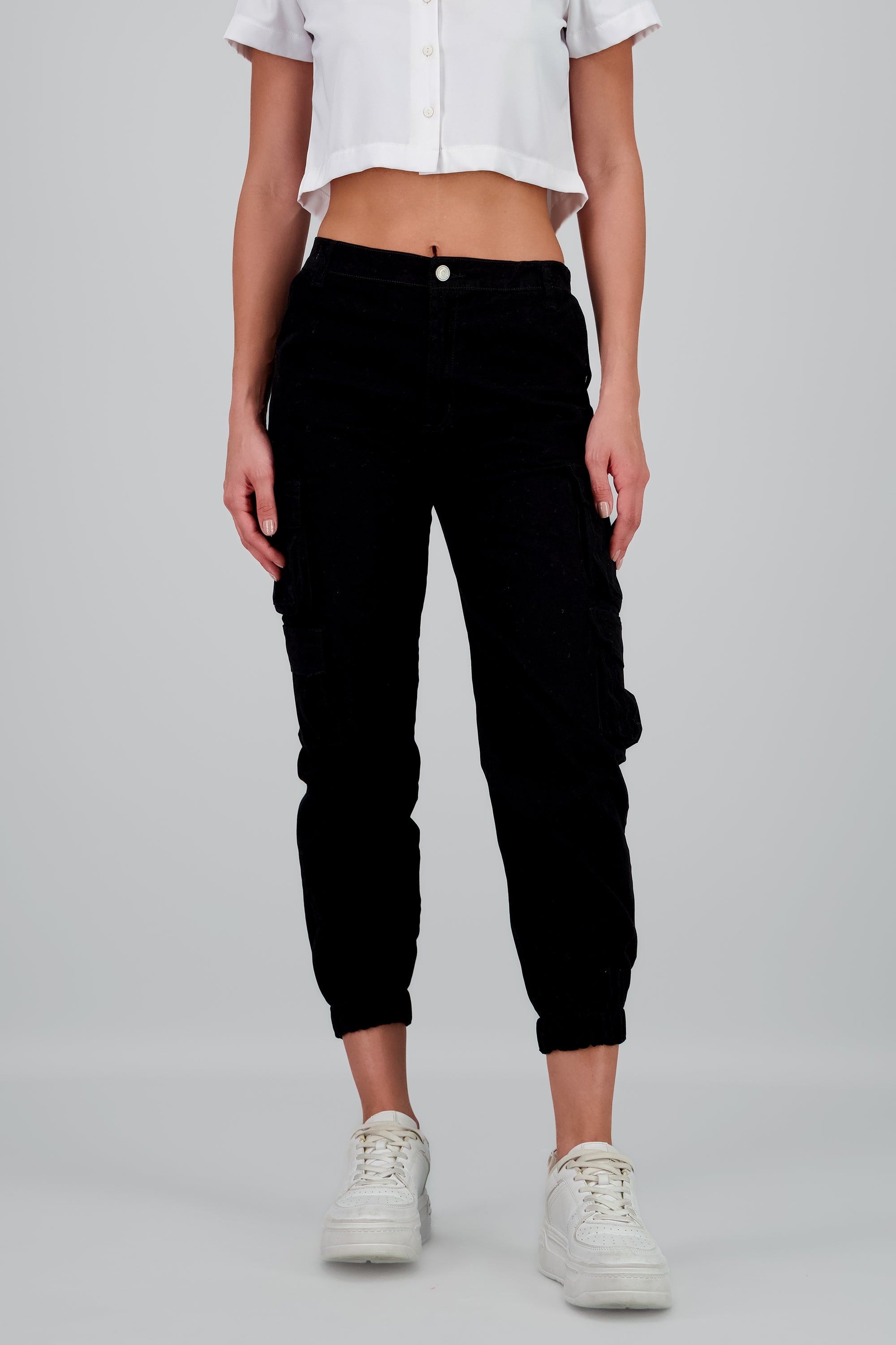 Jeans cargo monocolor NEGRO