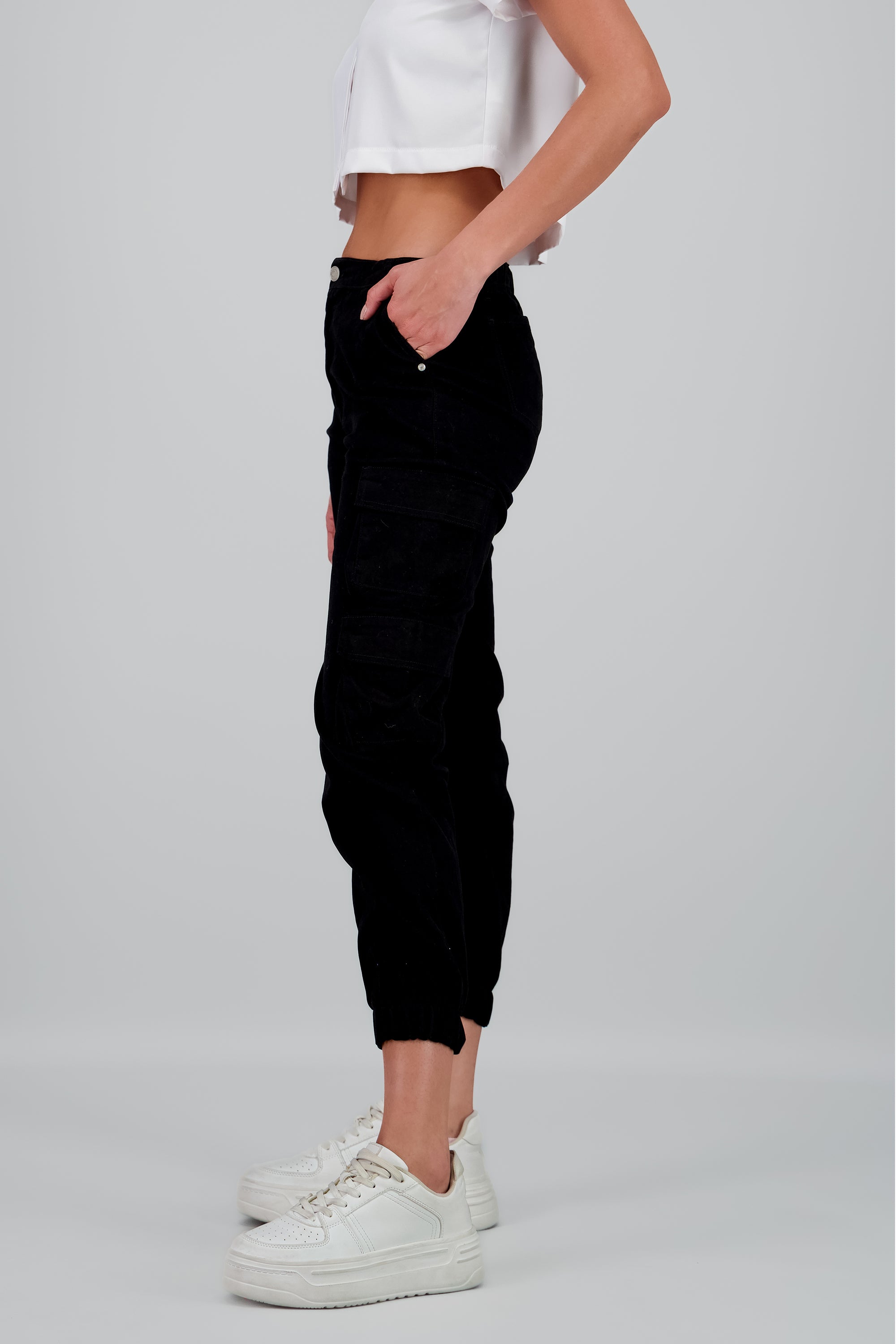 Jeans cargo monocolor NEGRO