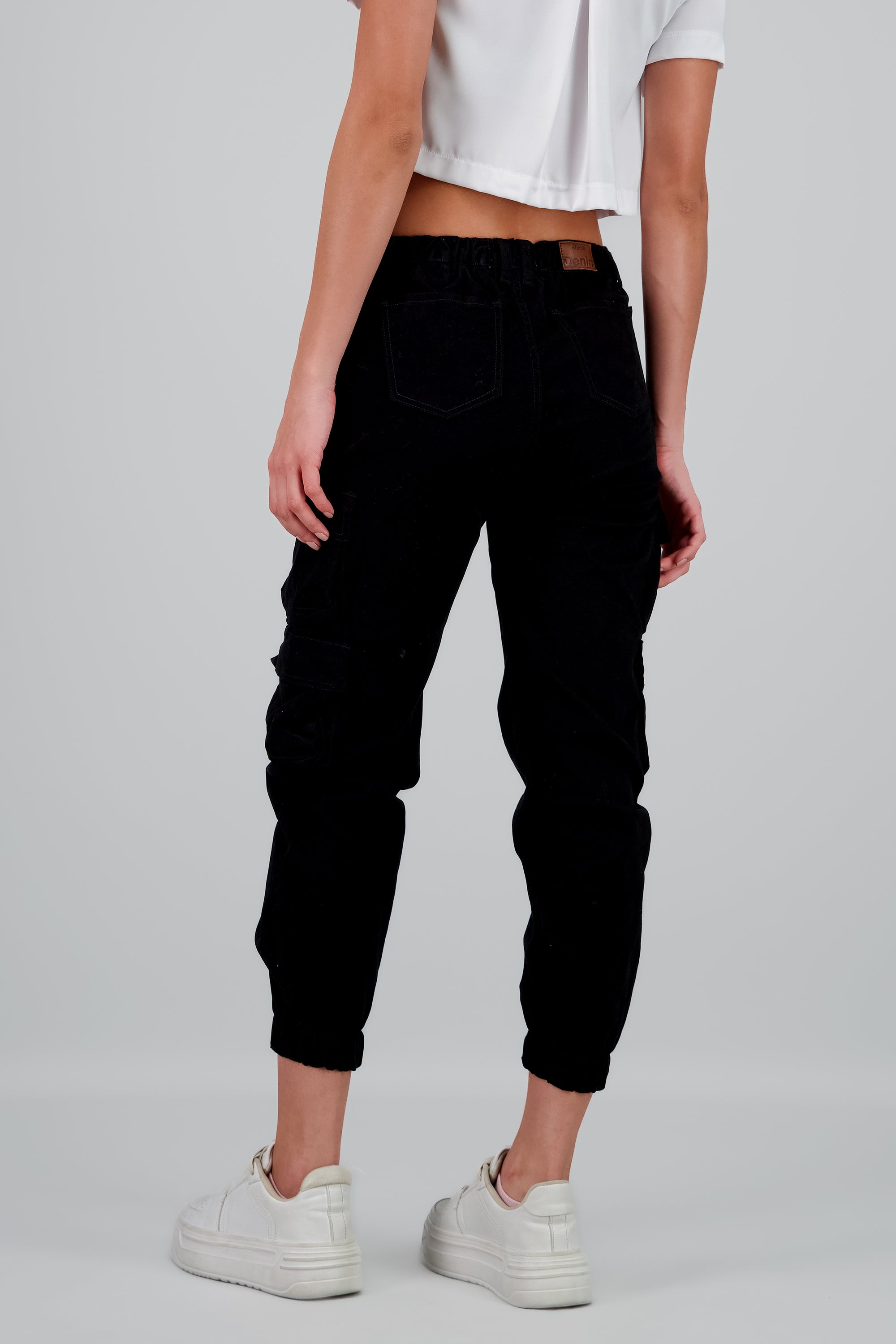 Jeans cargo monocolor NEGRO