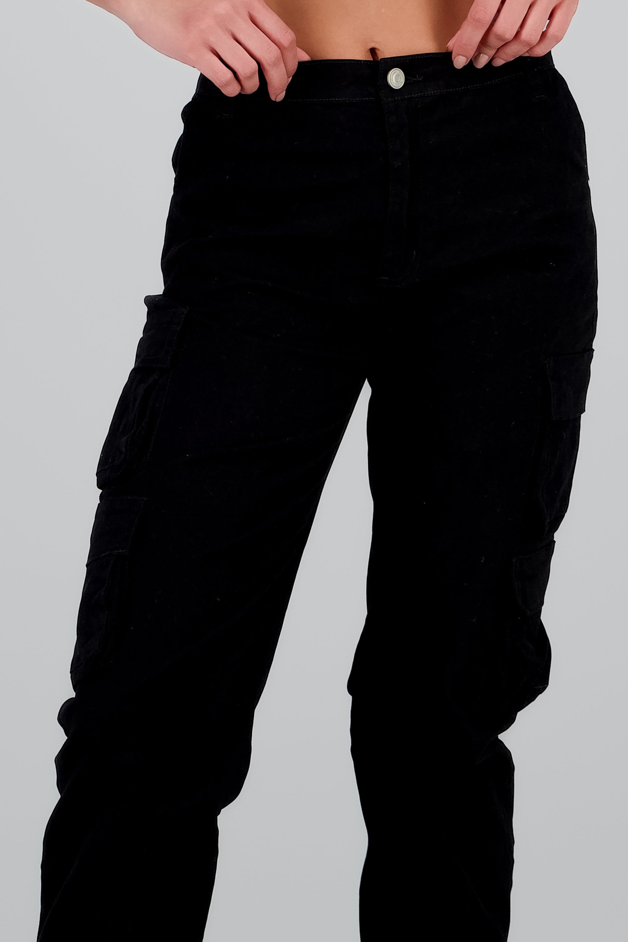 Jeans cargo monocolor NEGRO