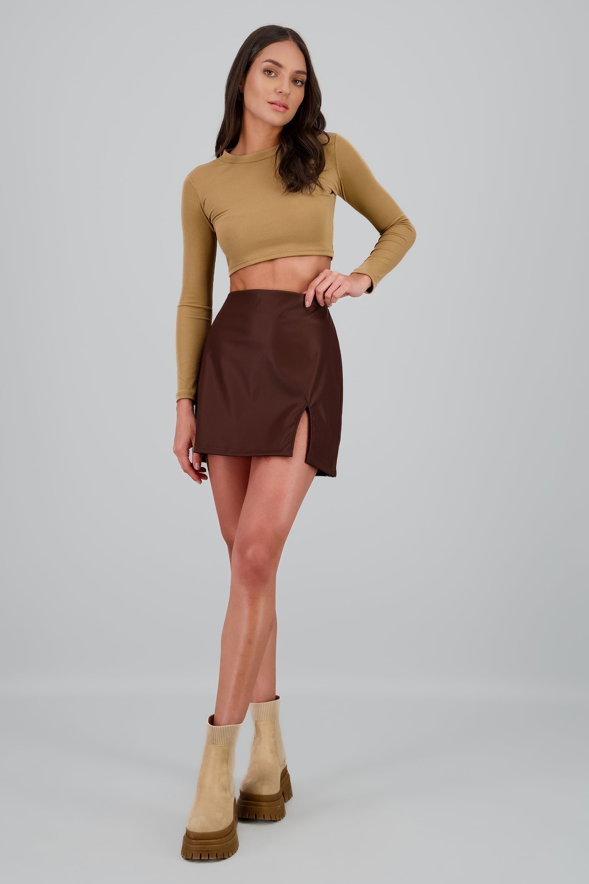 Falda mini vinipiel detalle abertura CAFE