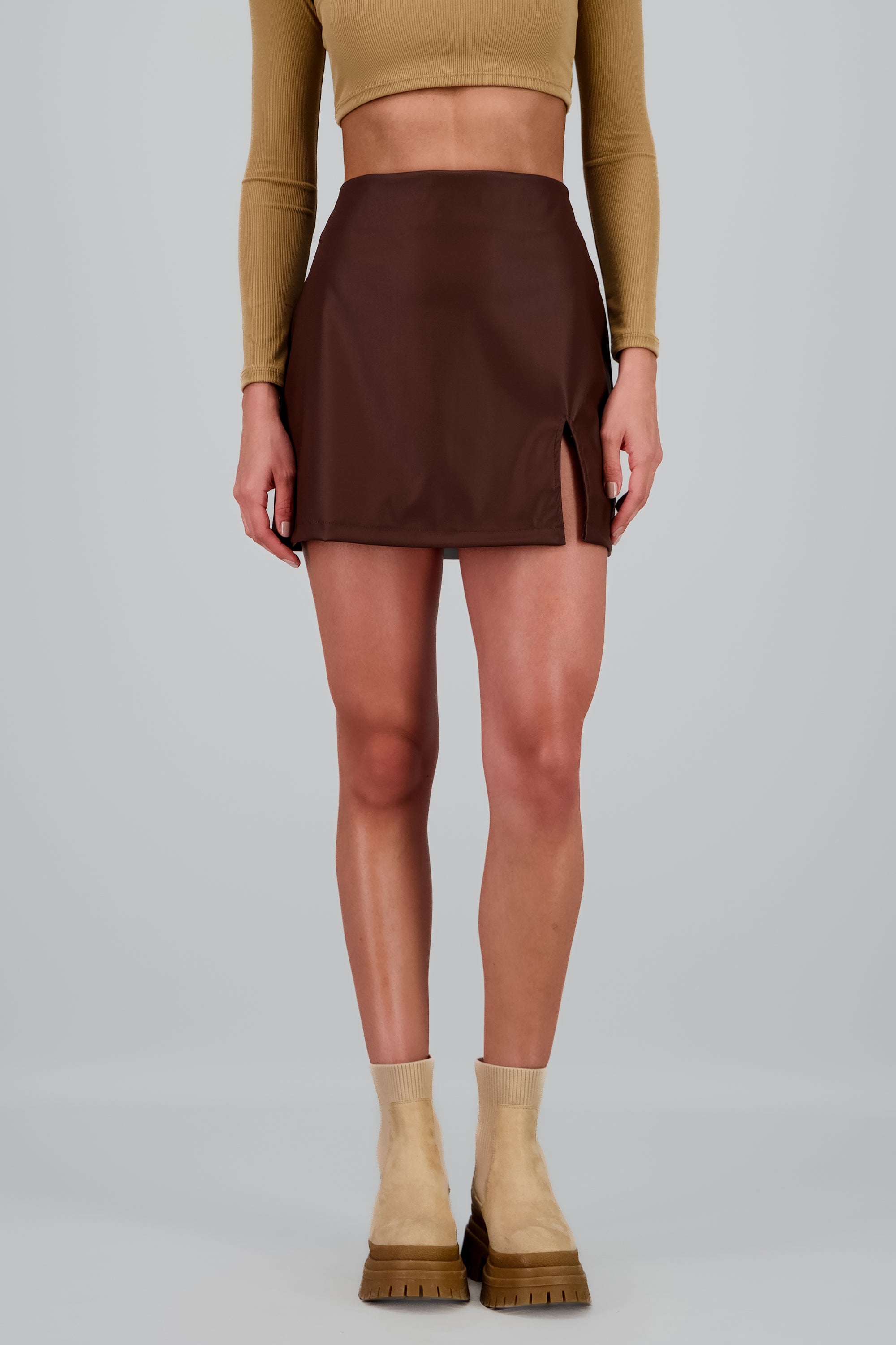 Falda mini vinipiel detalle abertura CAFE