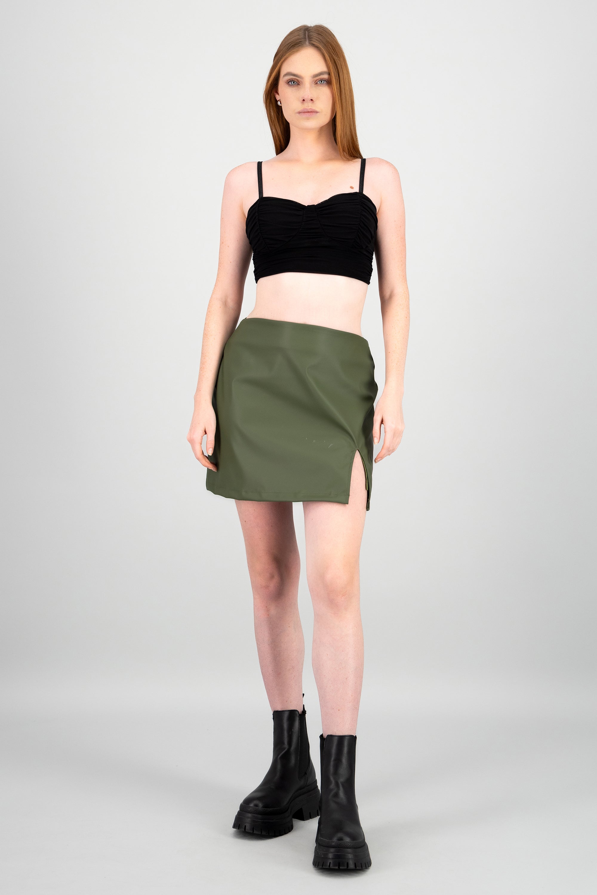 Falda mini vinipiel detalle abertura OLIVO