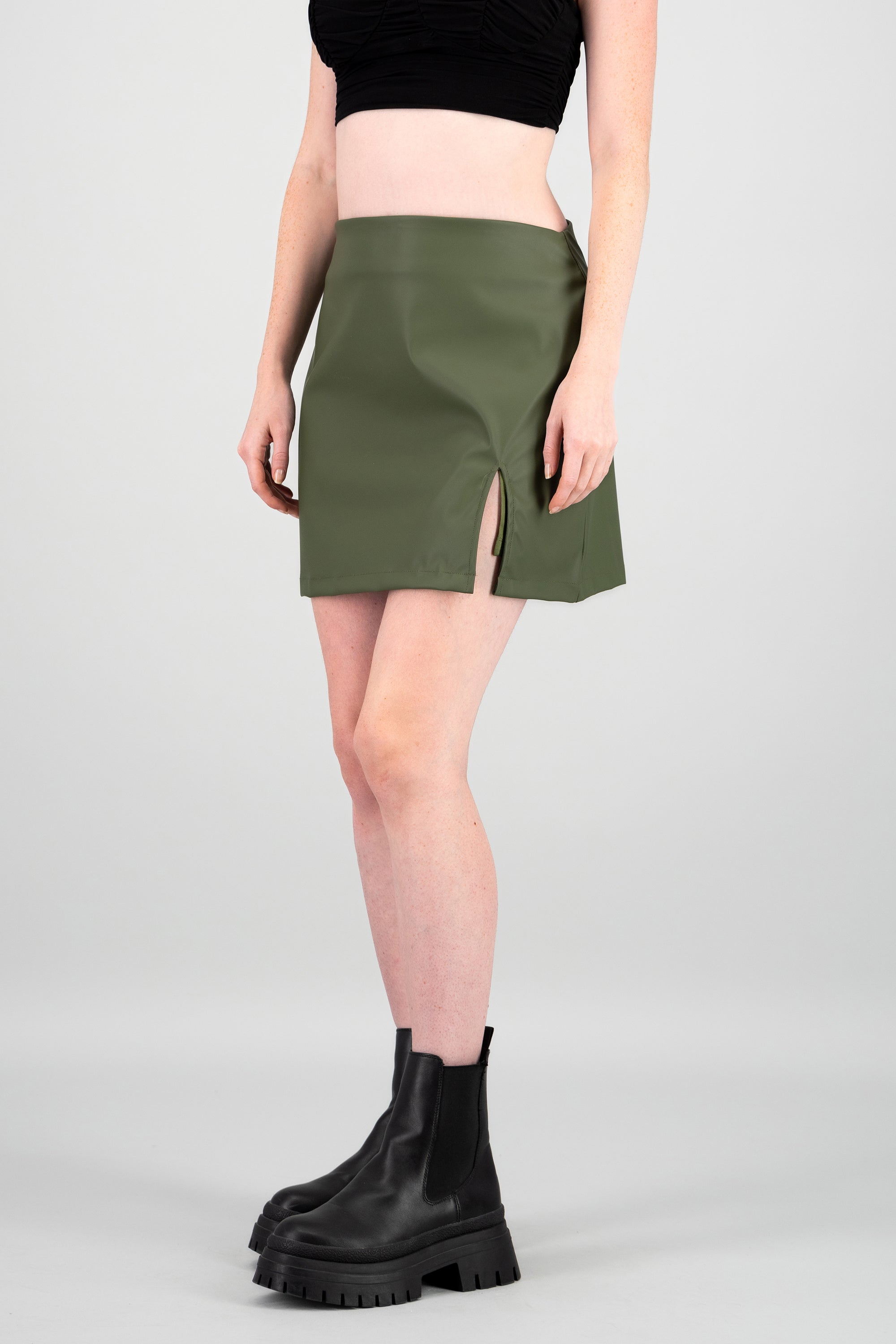 Falda mini vinipiel detalle abertura OLIVO