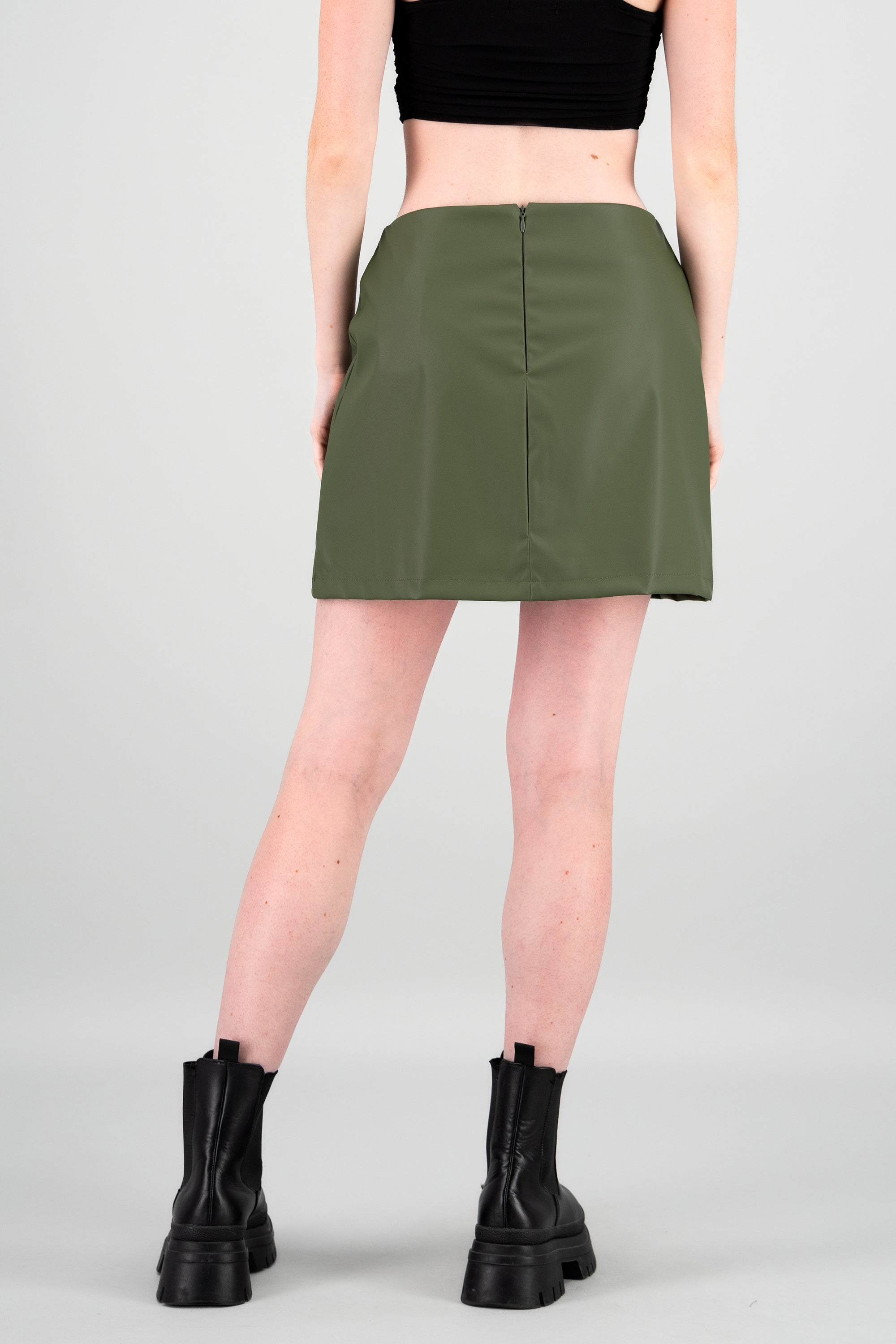 Falda mini vinipiel detalle abertura OLIVO