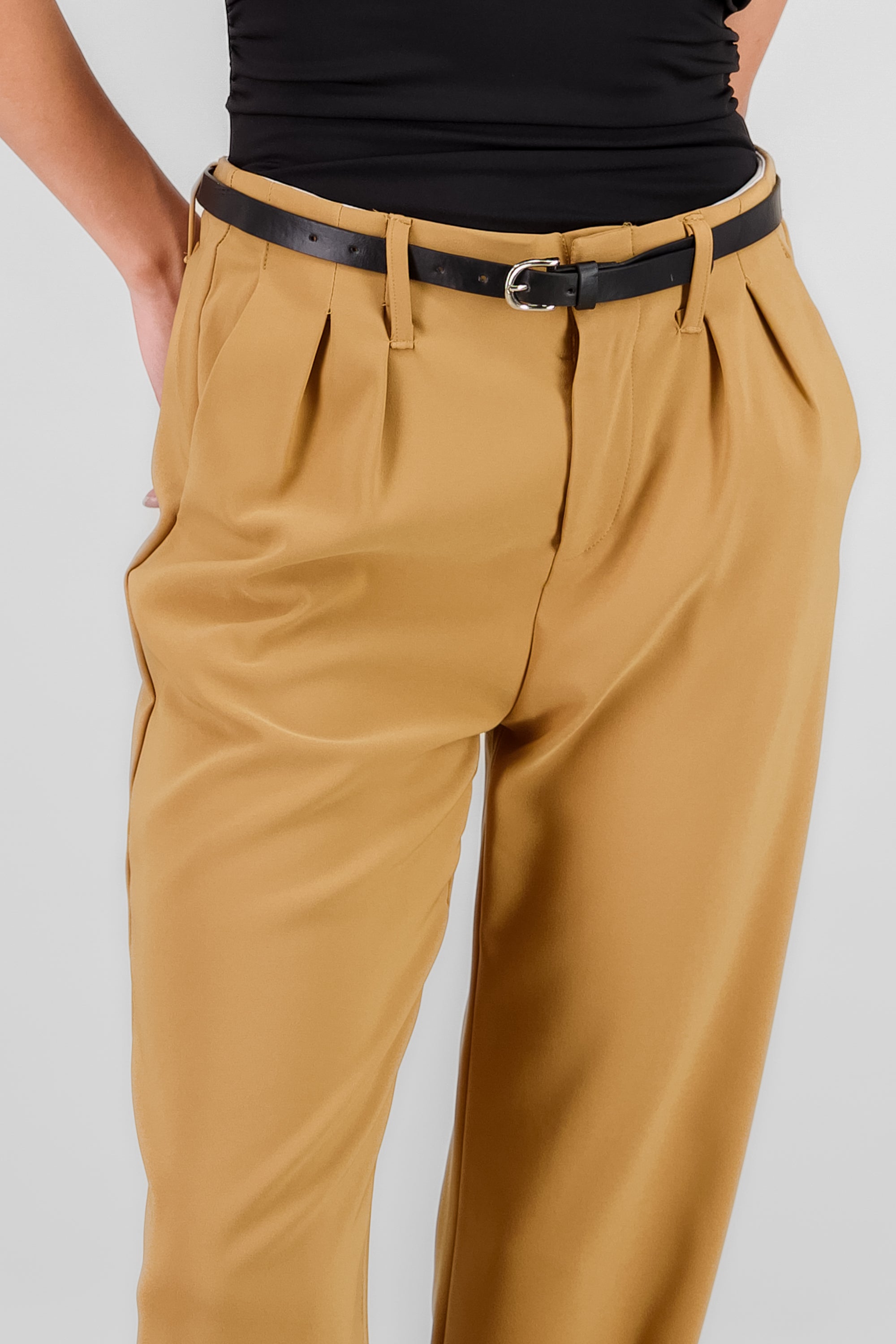 Pantalon con cinturon liso CAMELLO