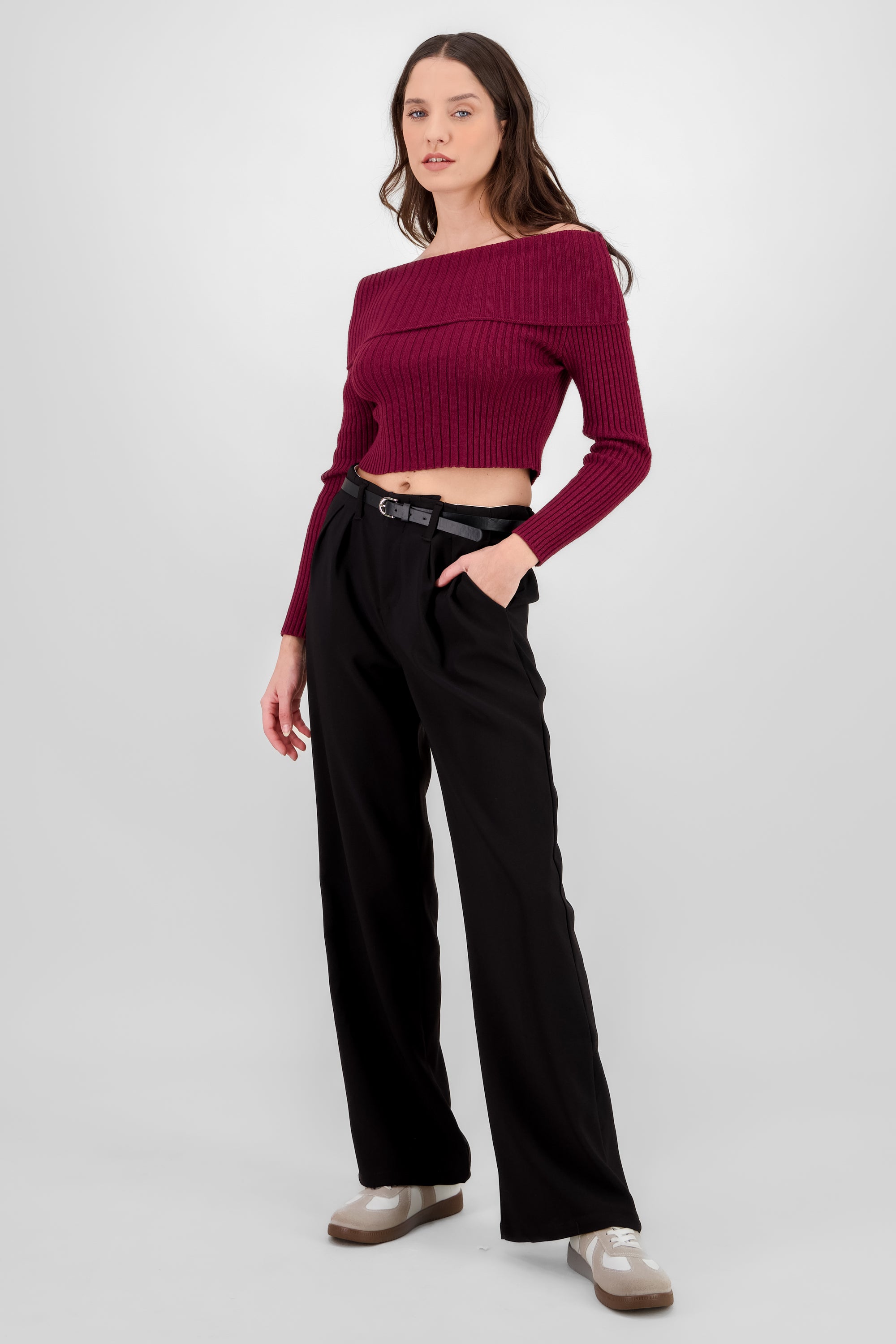Pantalon con cinturon liso NEGRO