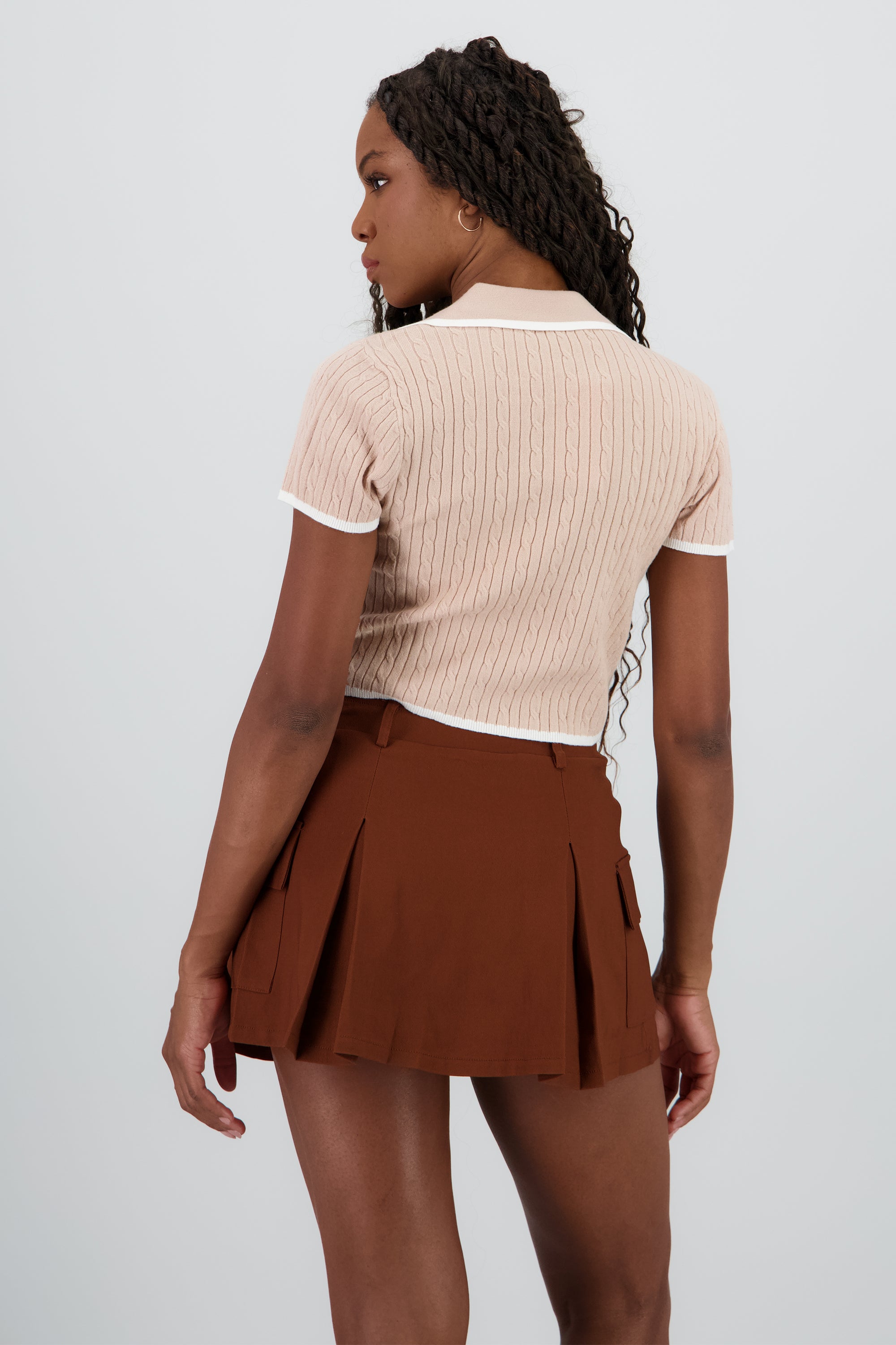 Top tejido de manga corta con contraste KHAKI