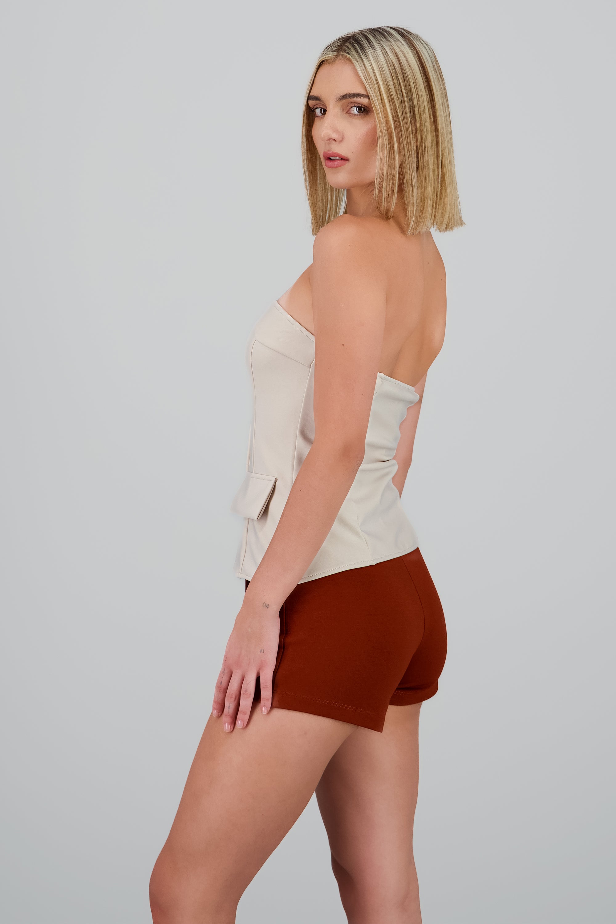 Top formal con bolsas y accentos de botones HUESO