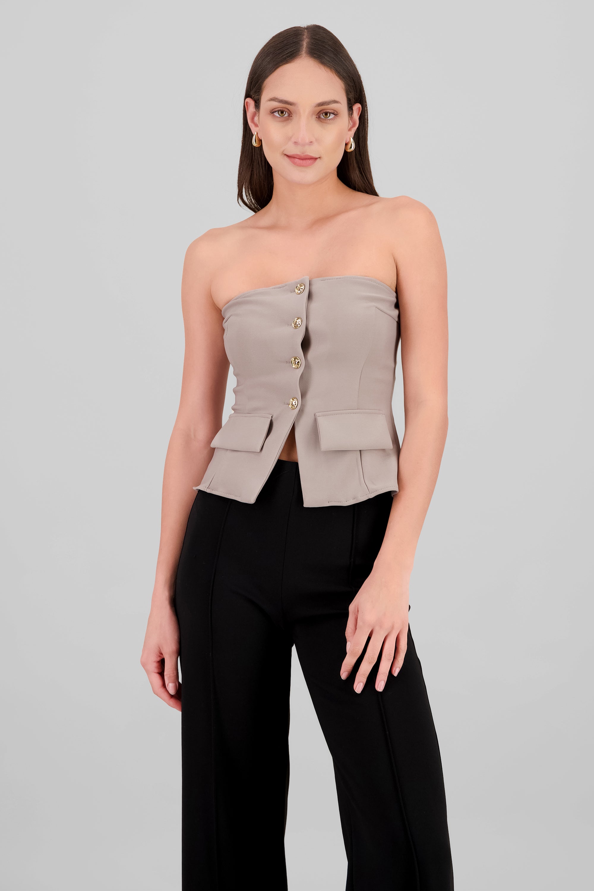 Top formal con bolsas y accentos de botones KHAKI