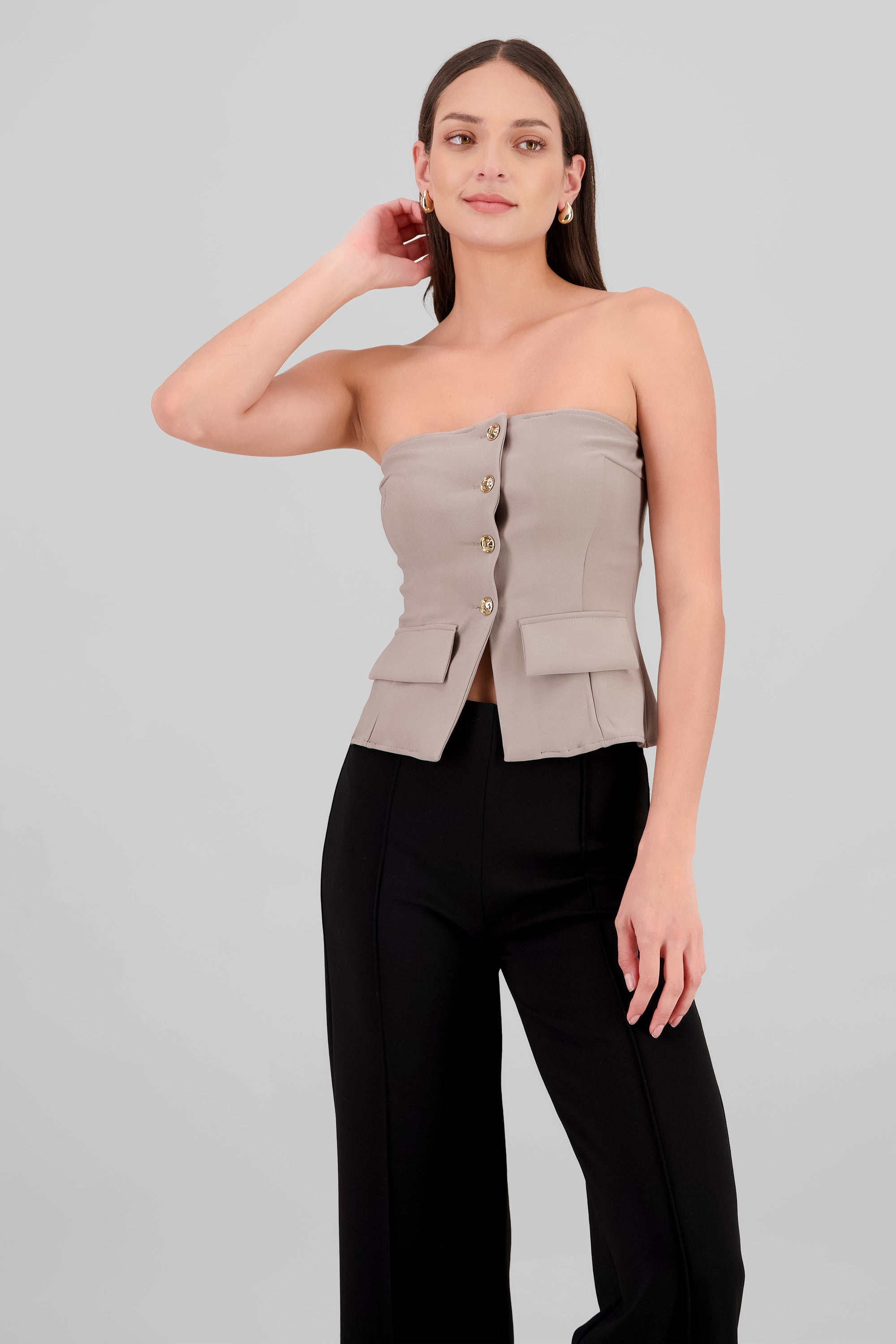 Top formal con bolsas y accentos de botones KHAKI