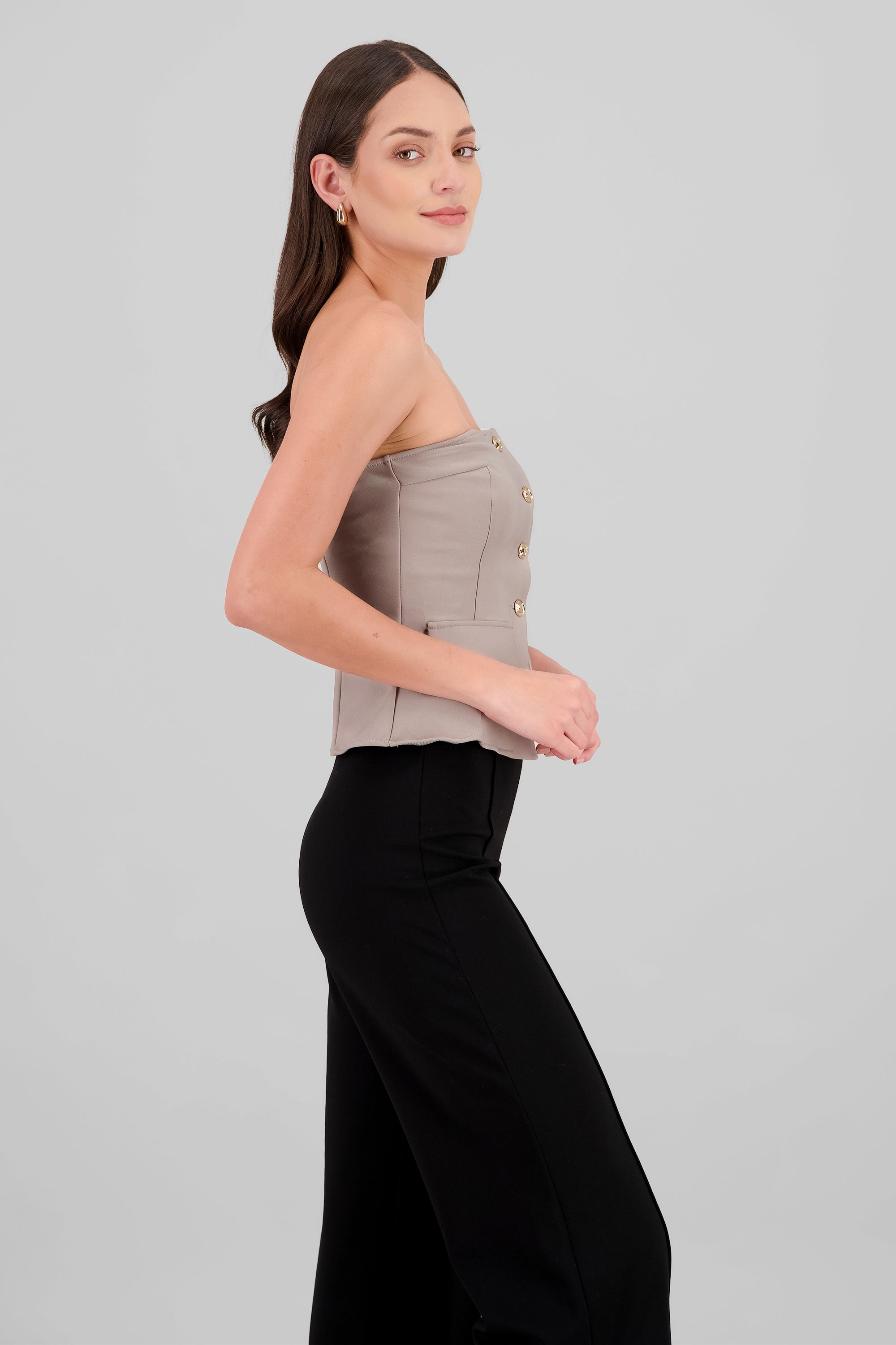 Top formal con bolsas y accentos de botones KHAKI