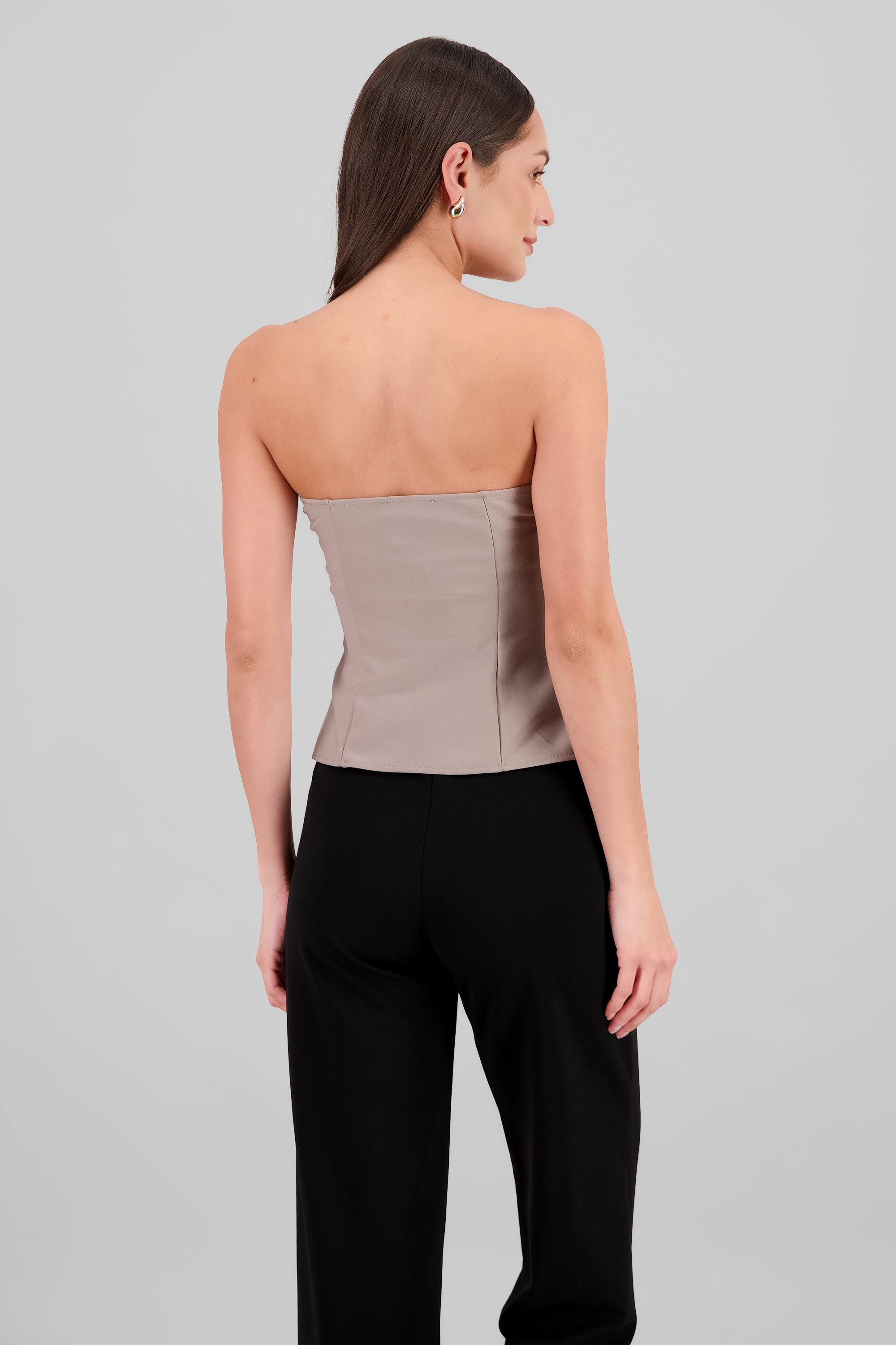 Top formal con bolsas y accentos de botones KHAKI