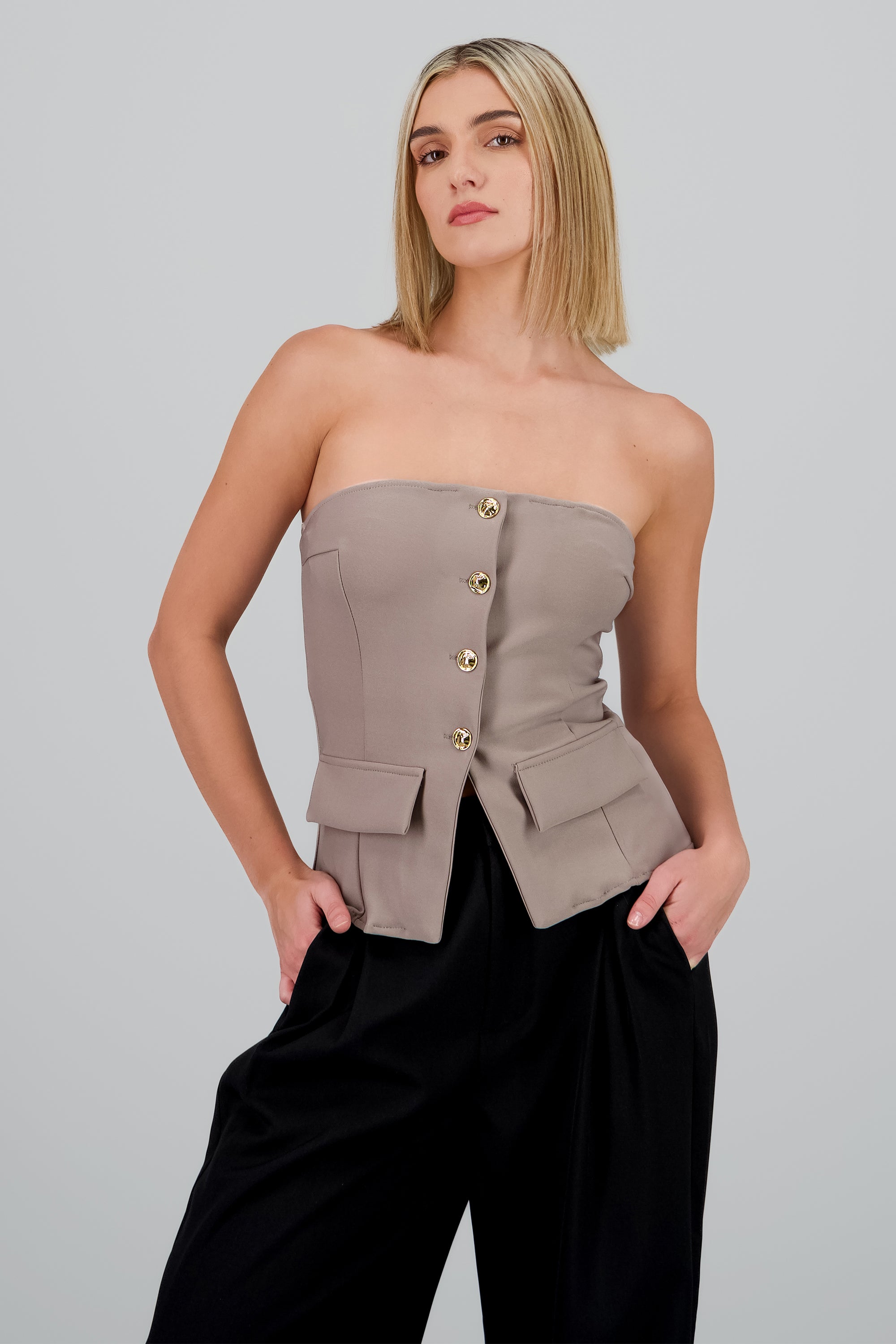 Top formal con bolsas y accentos de botones TAUPE