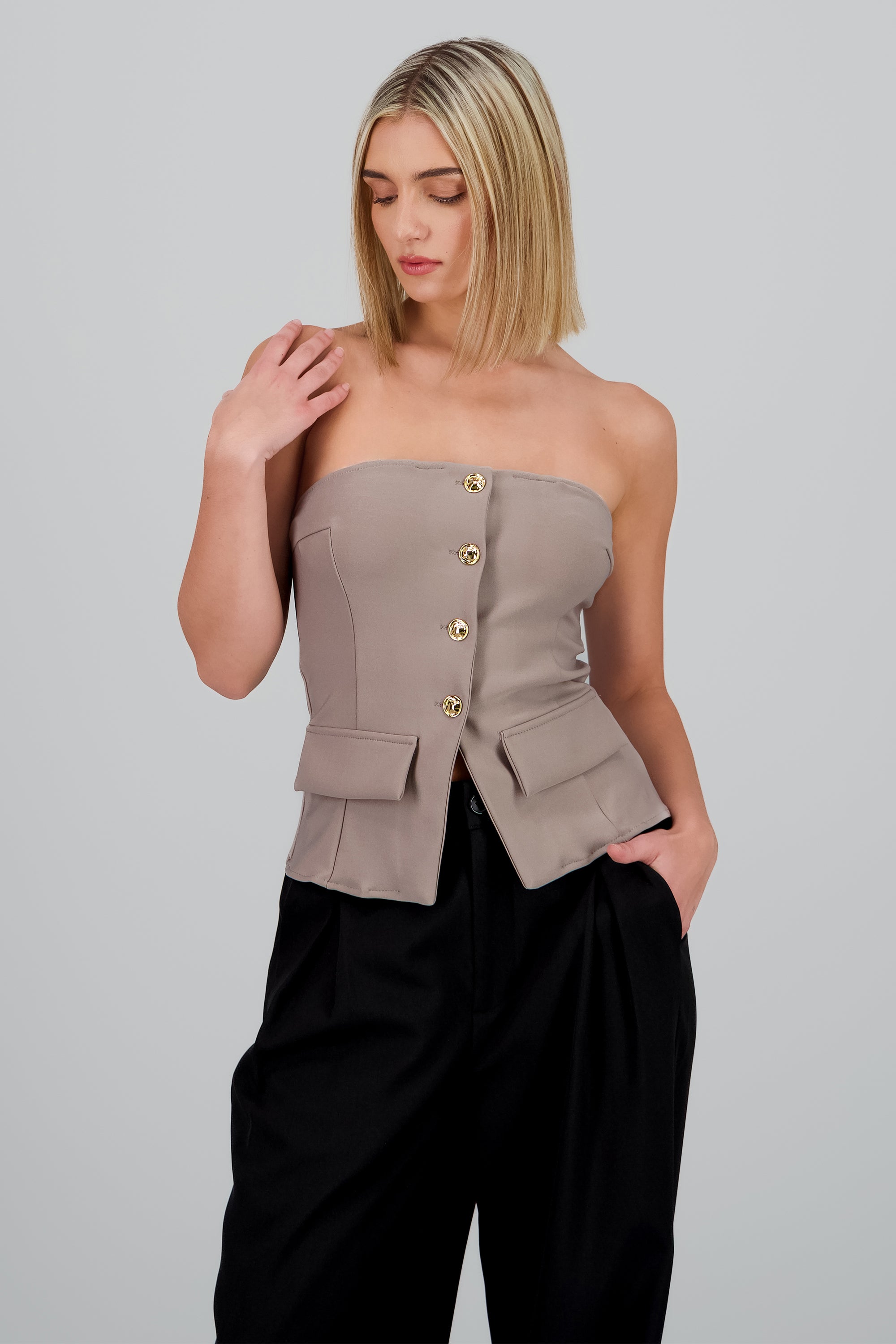 Top formal con bolsas y accentos de botones TAUPE