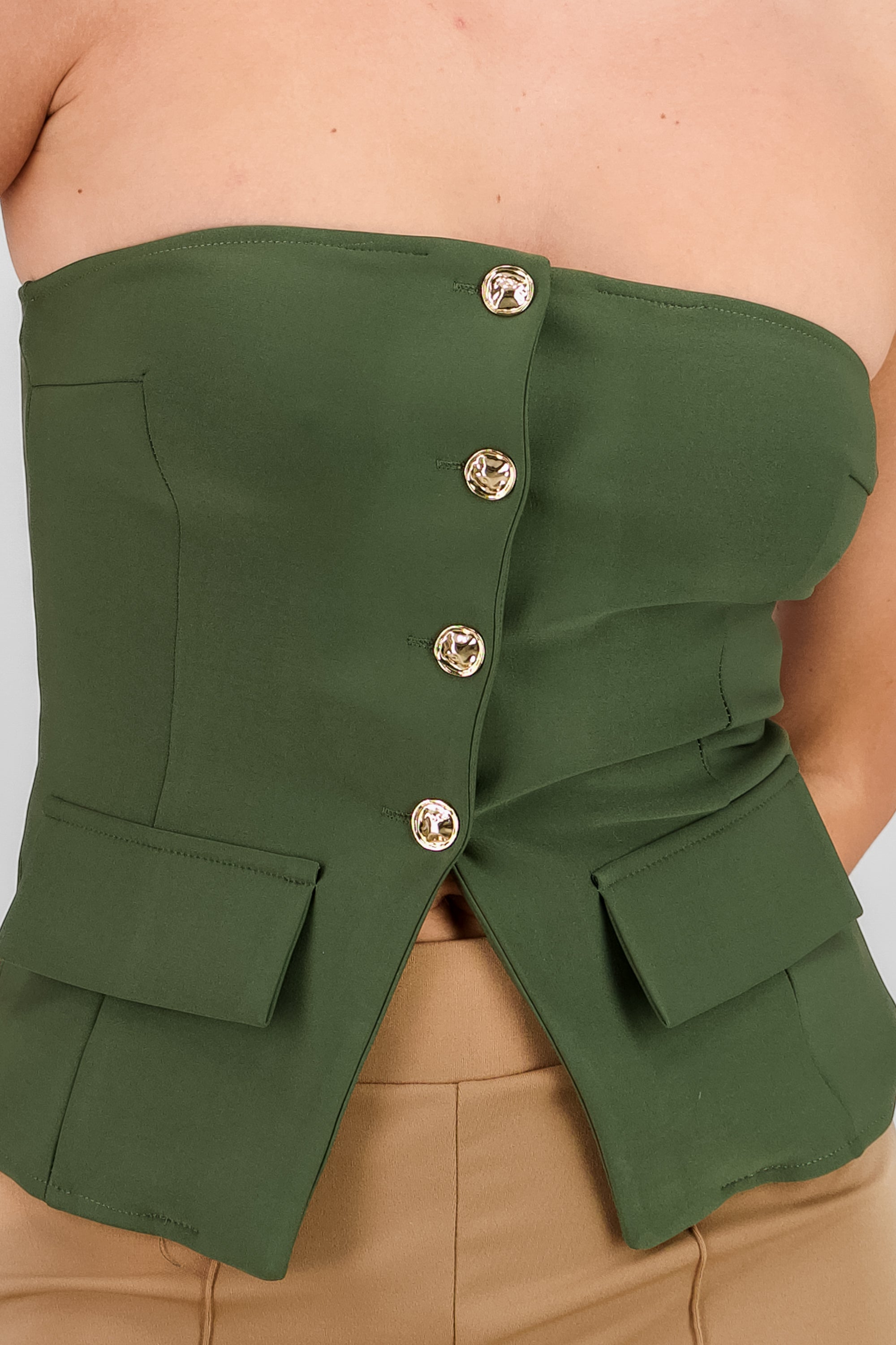Top formal con bolsas y accentos de botones OLIVO