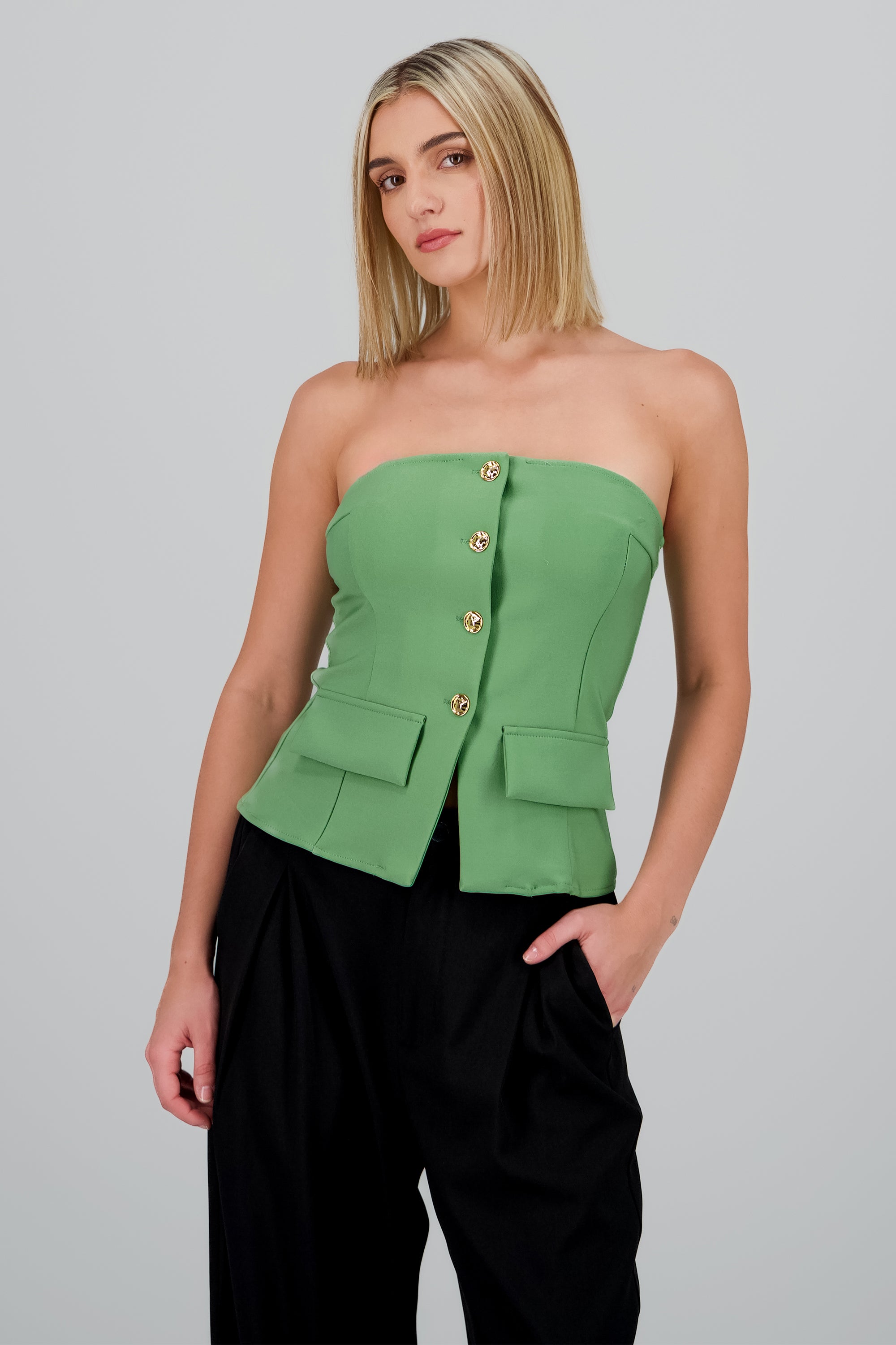Top formal con bolsas y accentos de botones SAGE