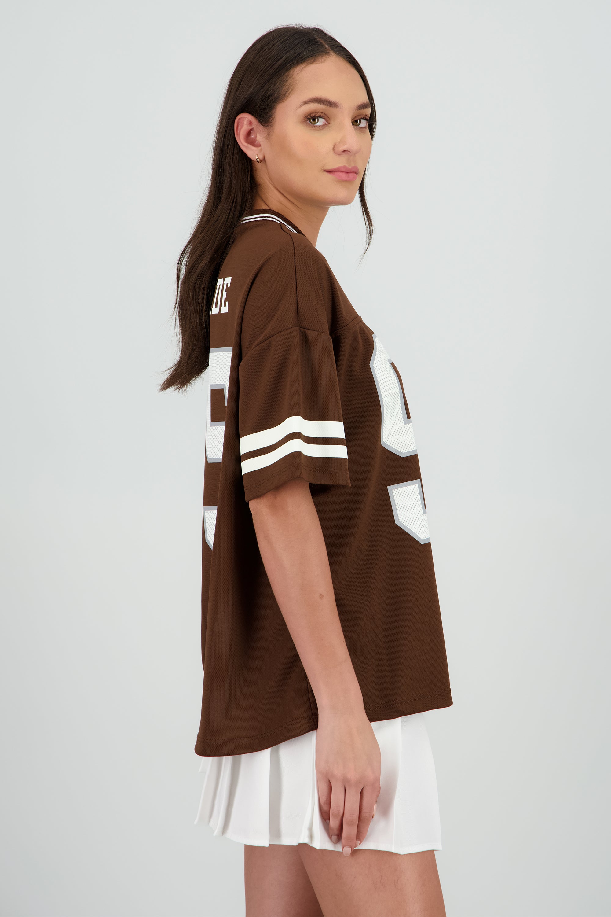 Playera deportiva estampado numeros CHOCOLATE