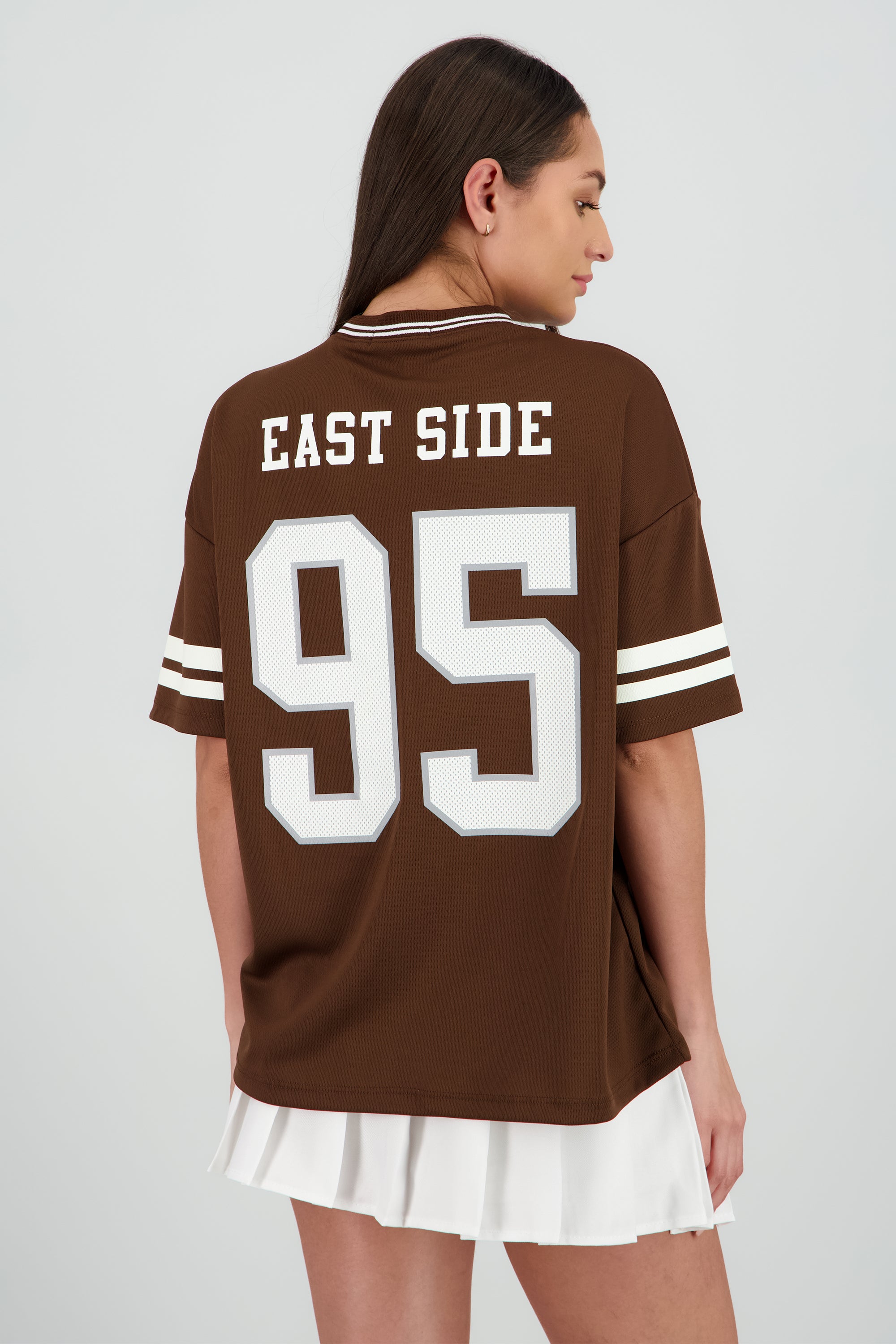 Playera deportiva estampado numeros CHOCOLATE