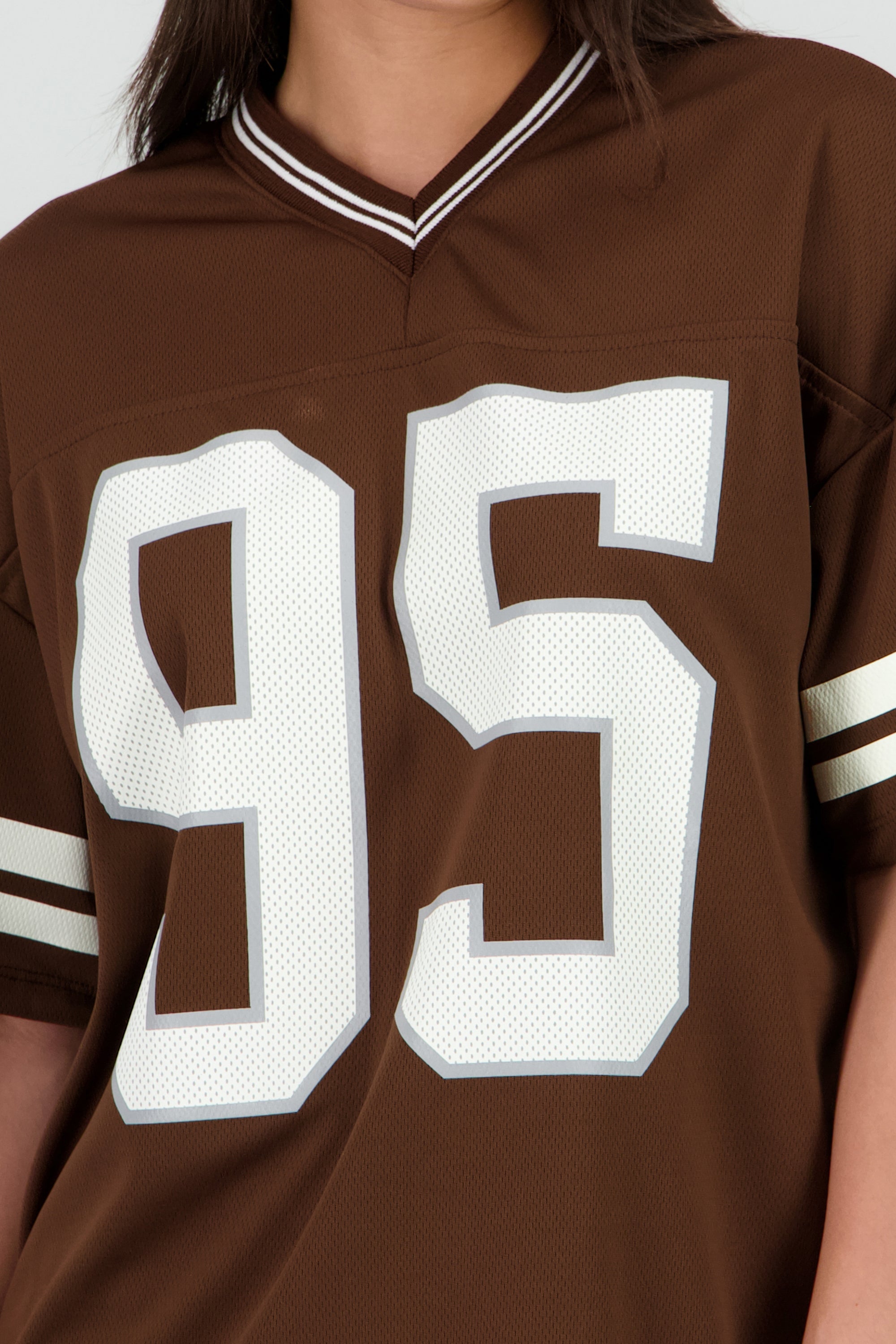 Playera deportiva estampado numeros CHOCOLATE