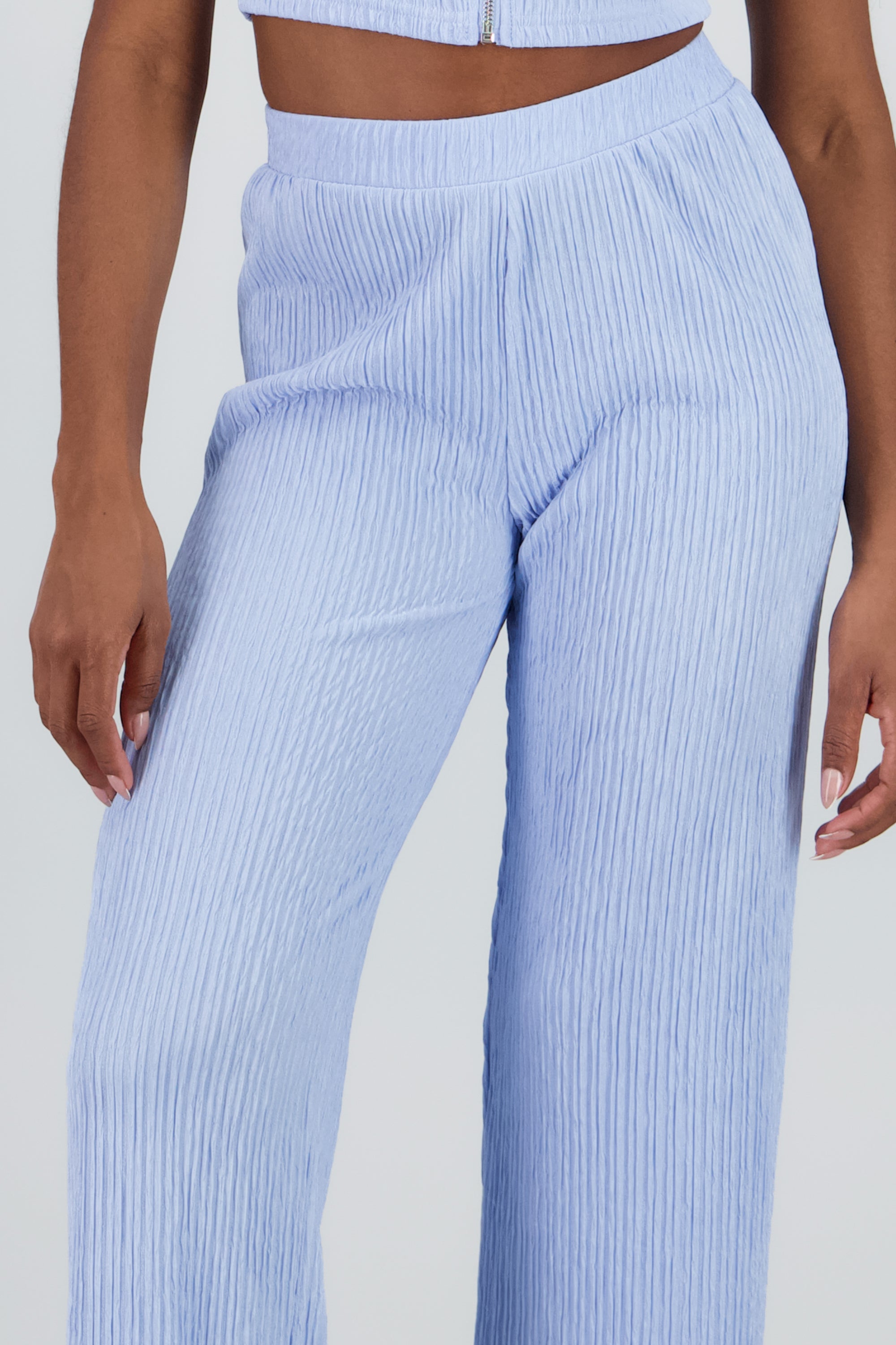 Pantalon fluido textura AZUL CIELO