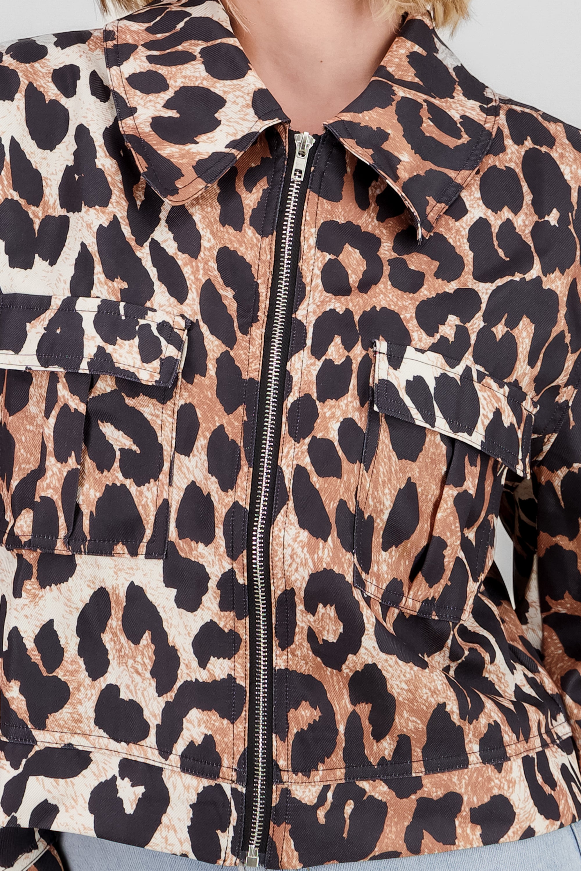 Chamarra animal print cargo CAFE COMBO