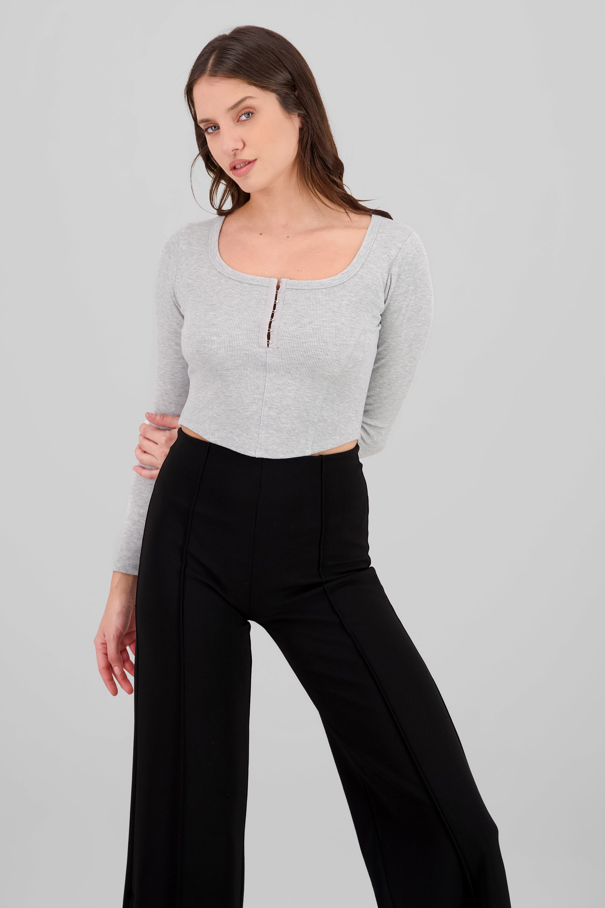 Top manga larga escote cuadrado con broches GRIS