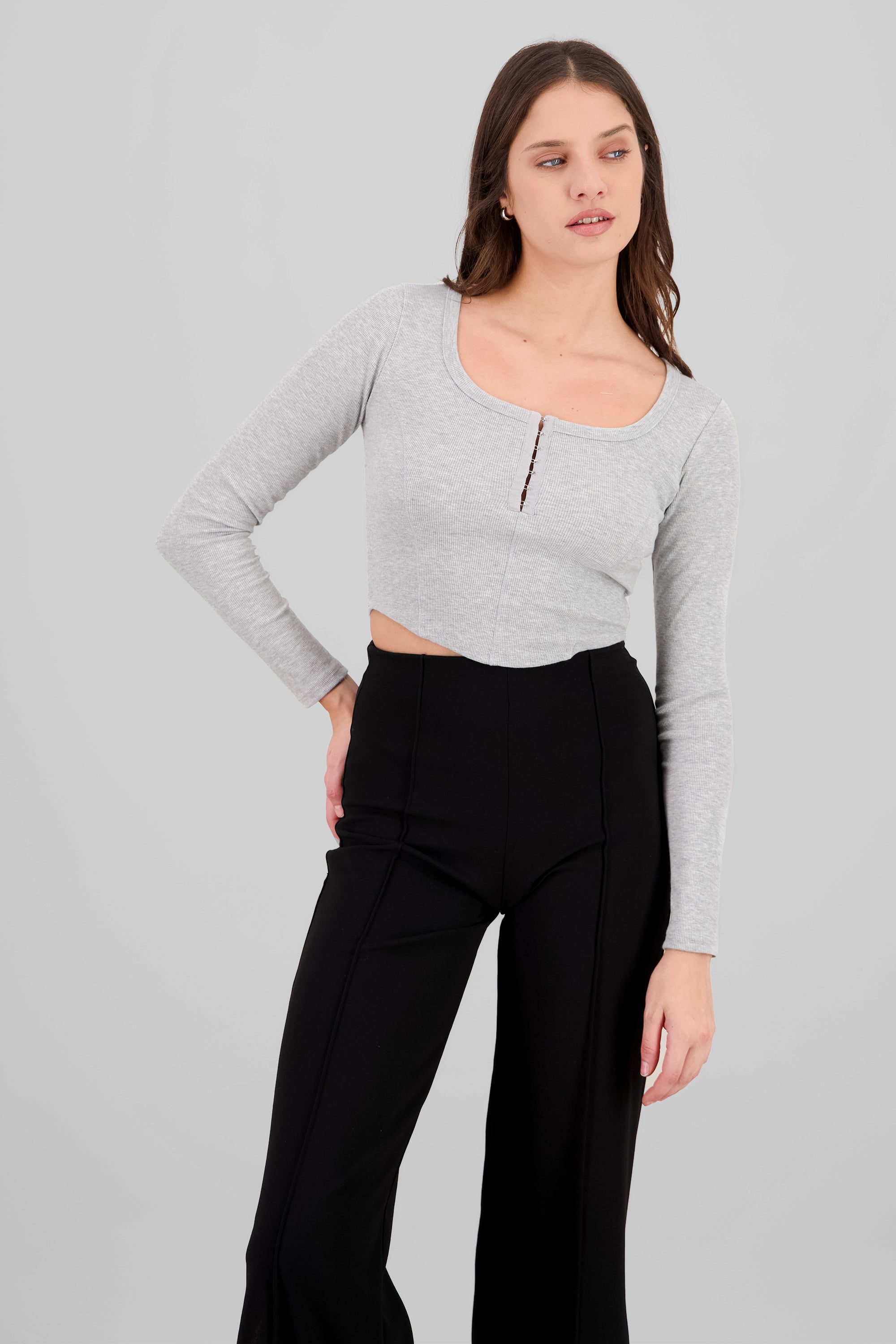 Top manga larga escote cuadrado con broches GRIS