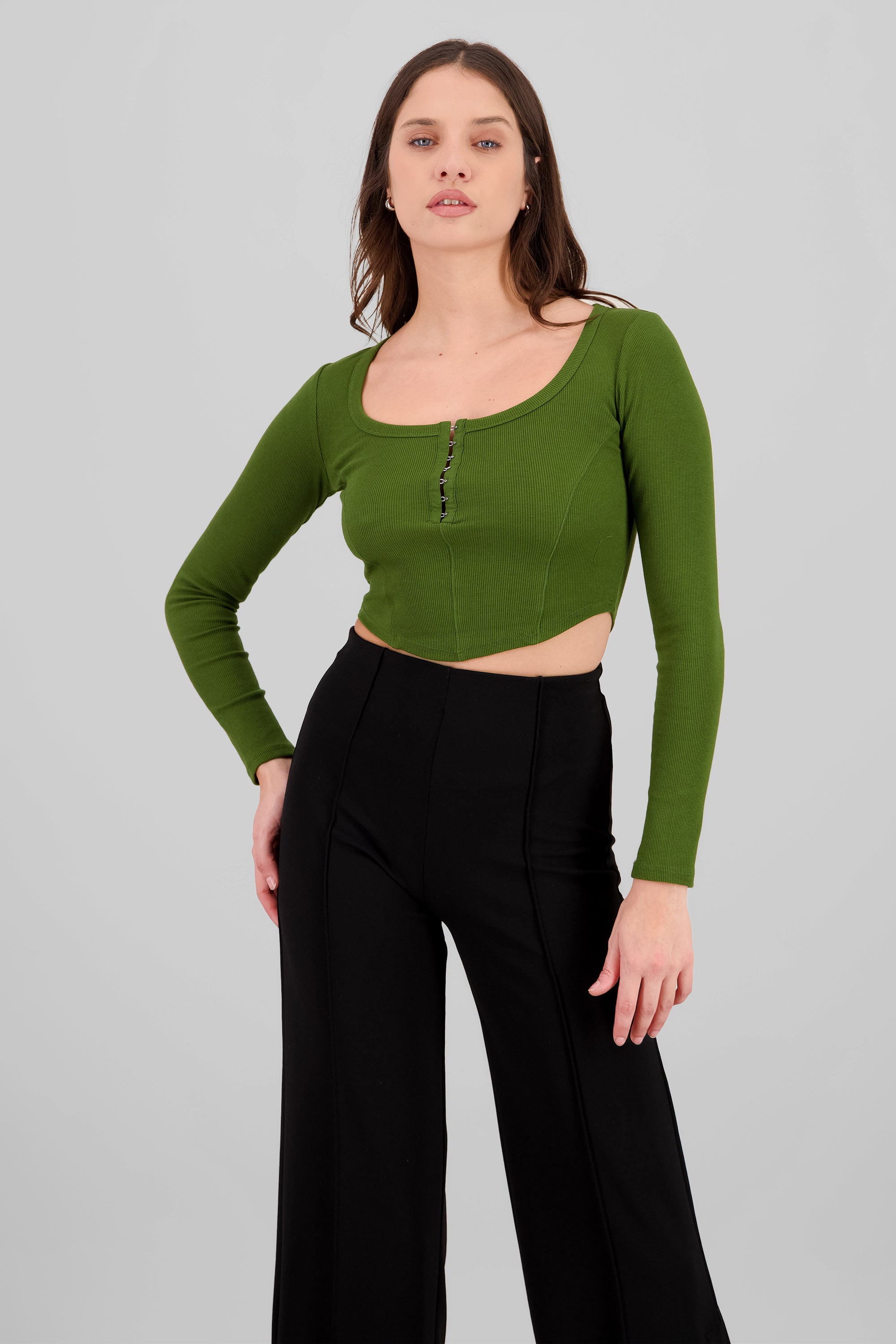 Top manga larga escote cuadrado con broches 