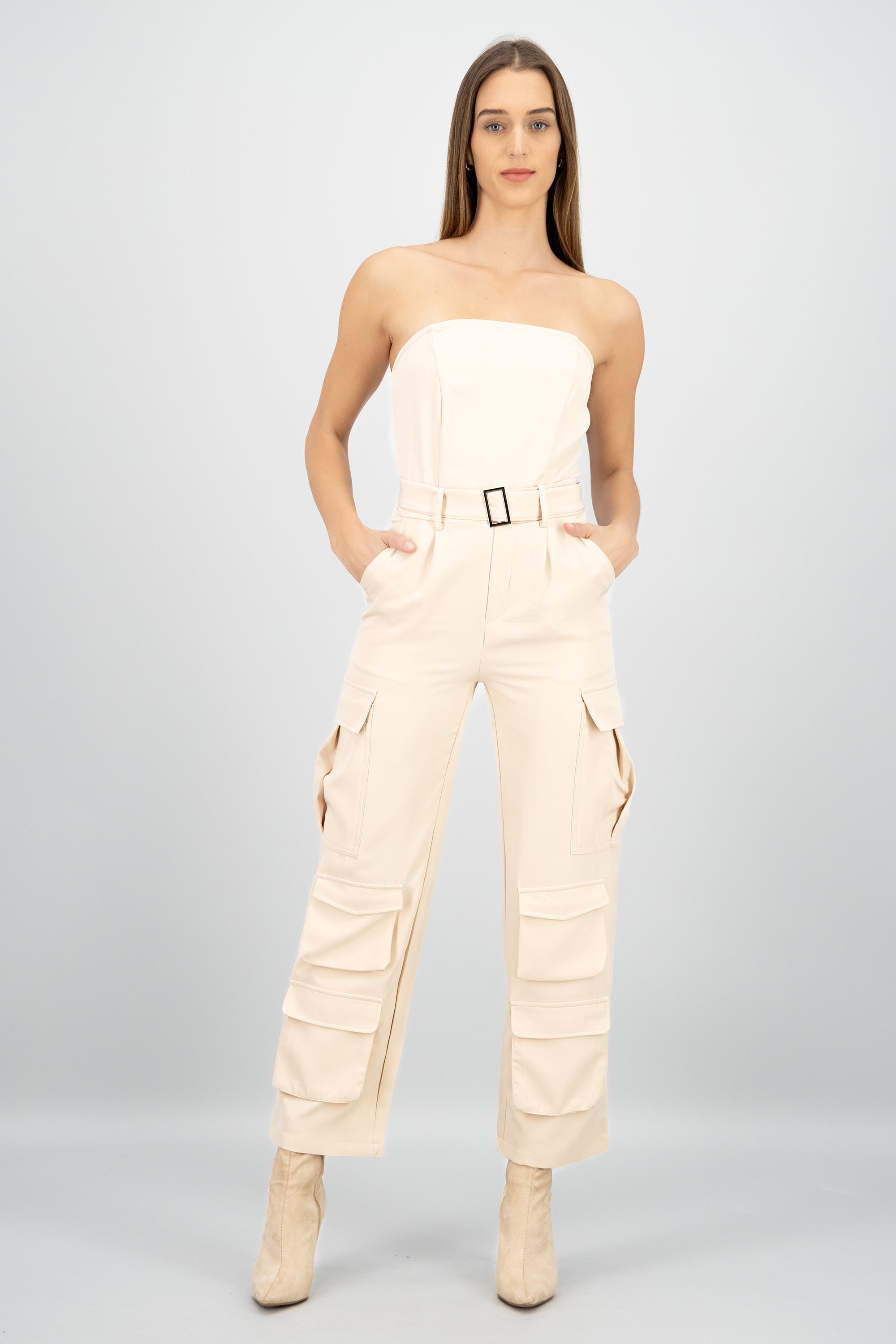 Jumpsuit strapless con bolsas cargo CREMA