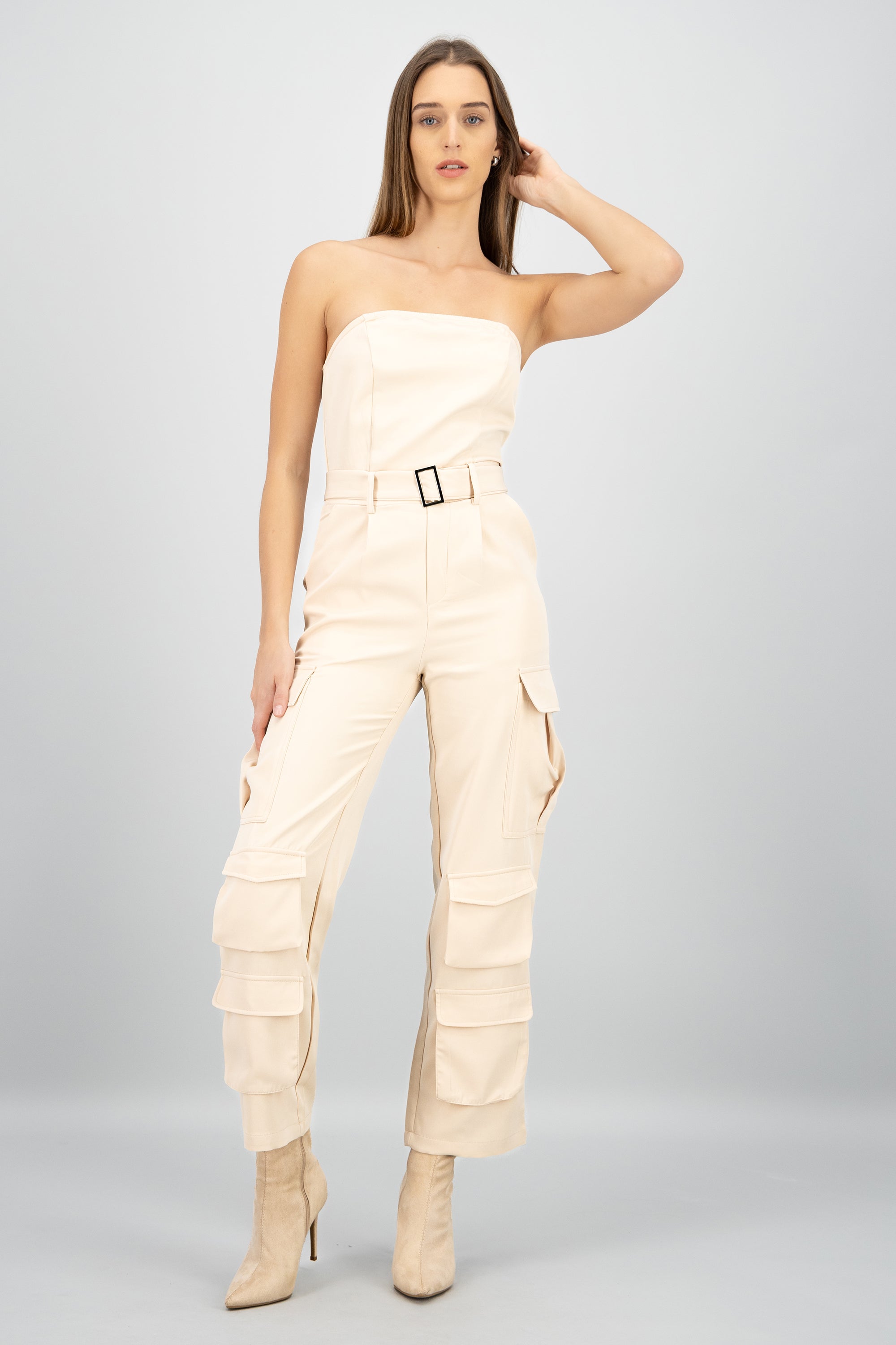 Jumpsuit strapless con bolsas cargo CREMA