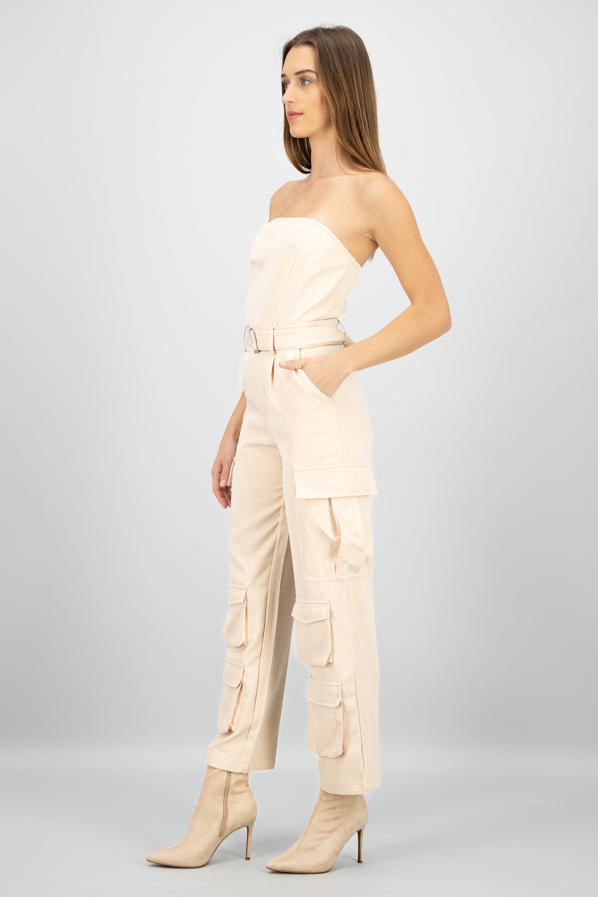 Jumpsuit strapless con bolsas cargo CREMA