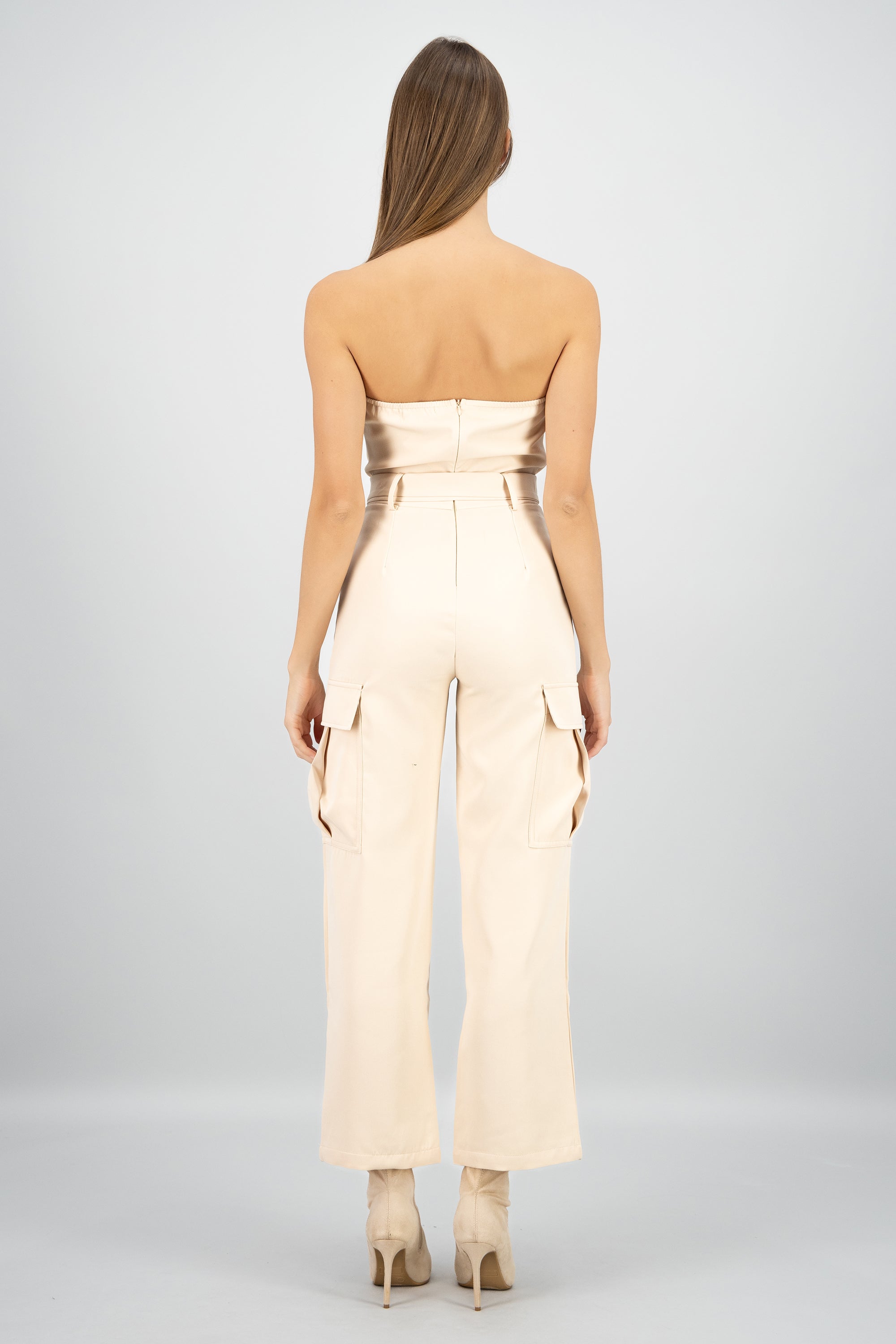 Jumpsuit strapless con bolsas cargo CREMA