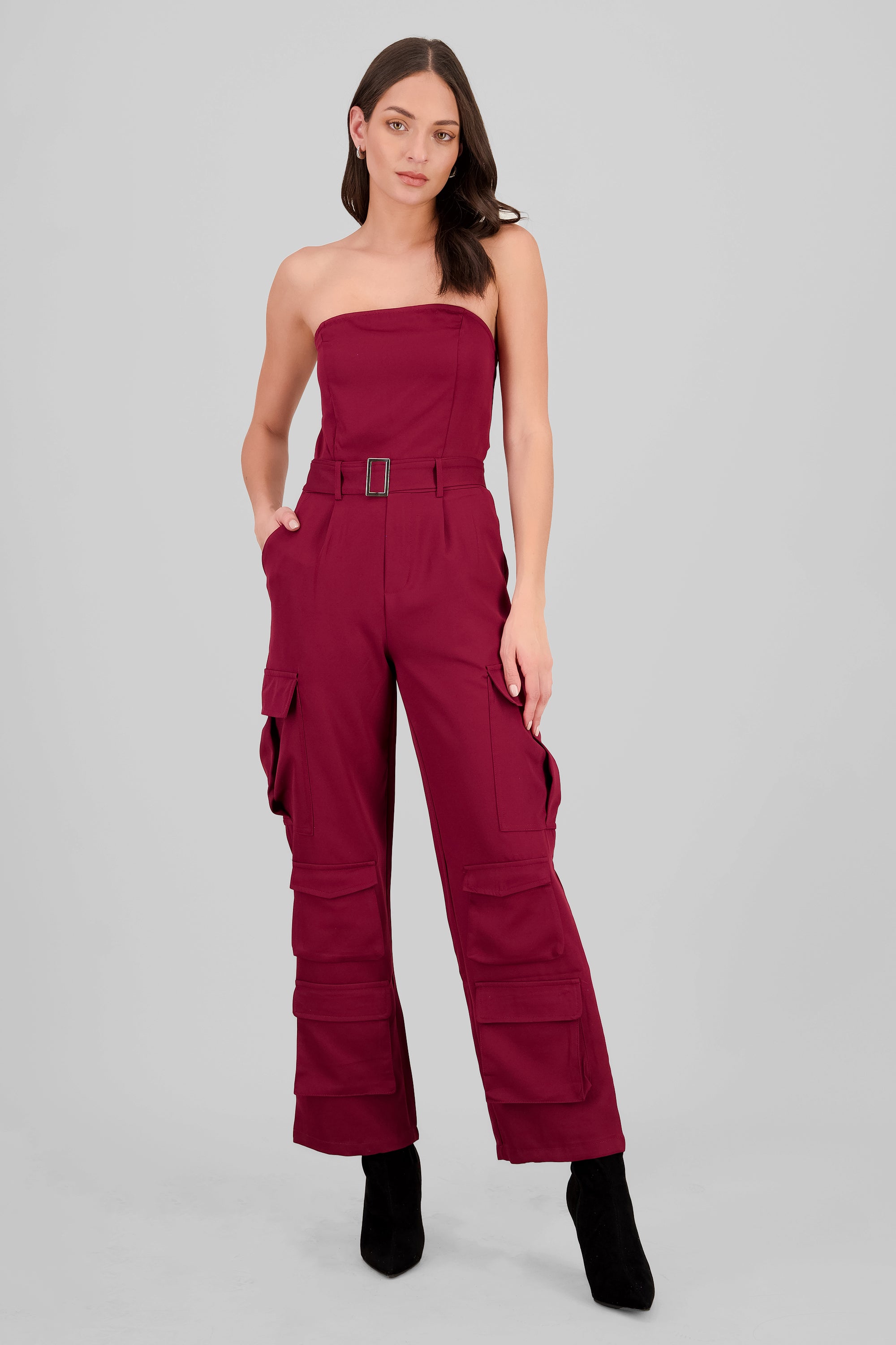 Jumpsuit strapless con bolsas cargo CIRUELA