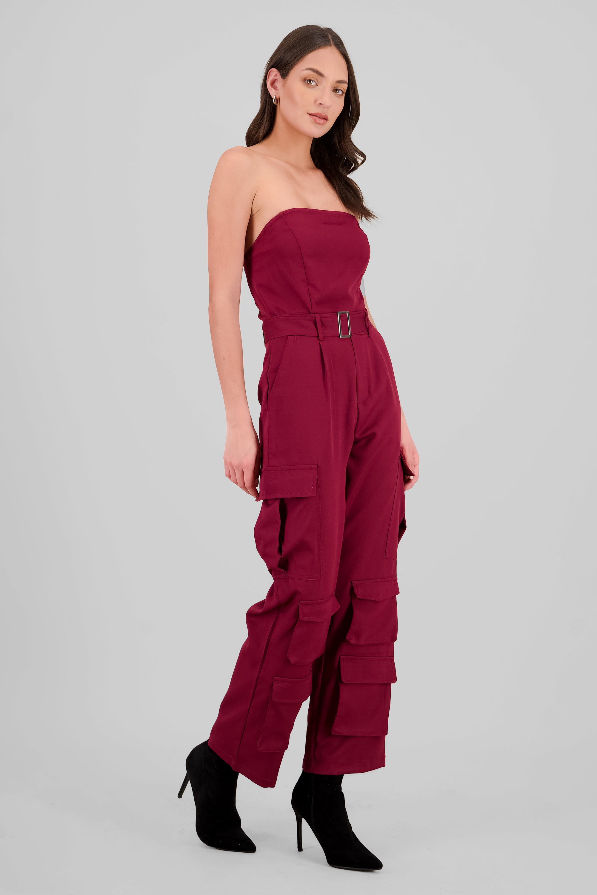 Jumpsuit strapless con bolsas cargo CIRUELA