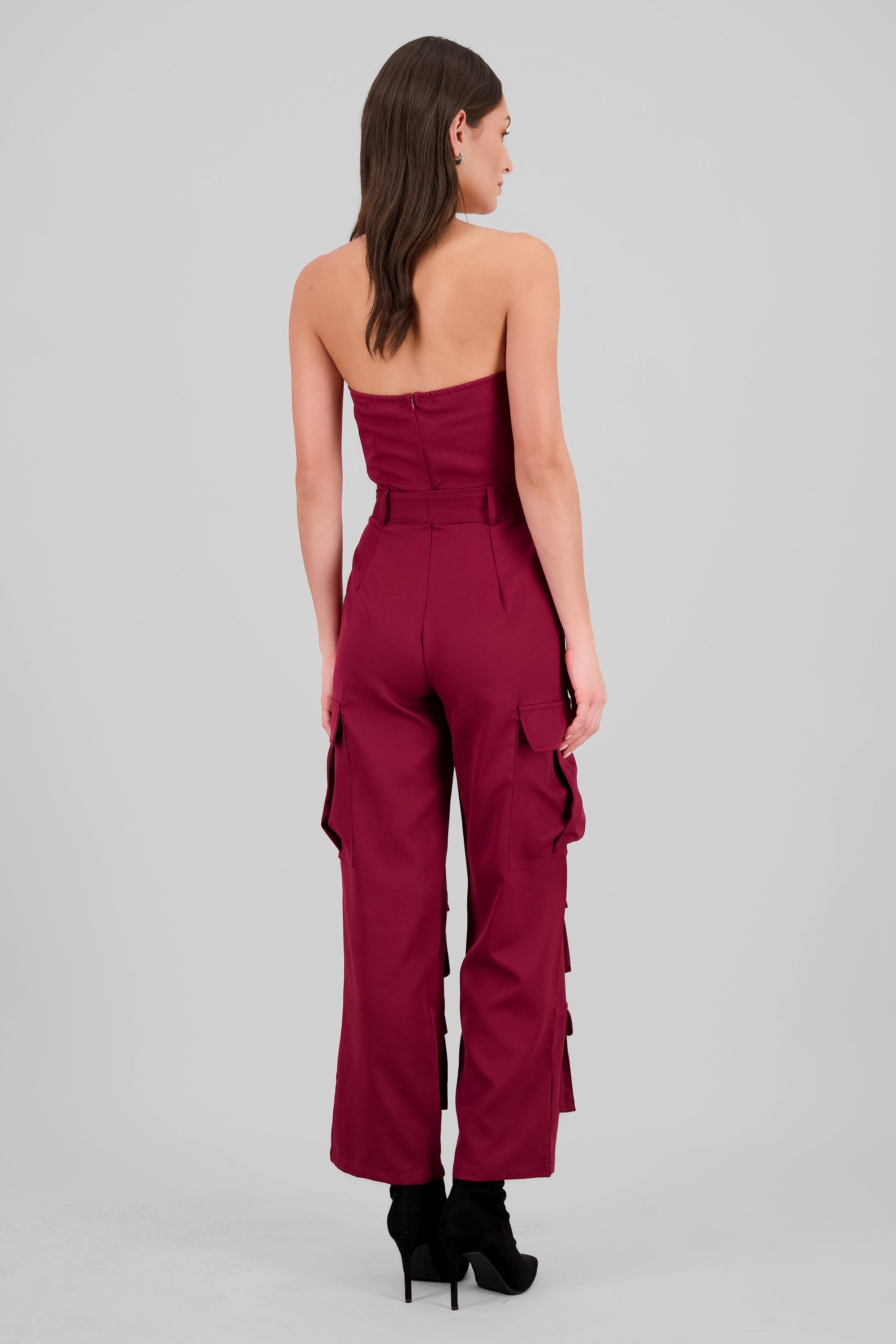 Jumpsuit strapless con bolsas cargo CIRUELA