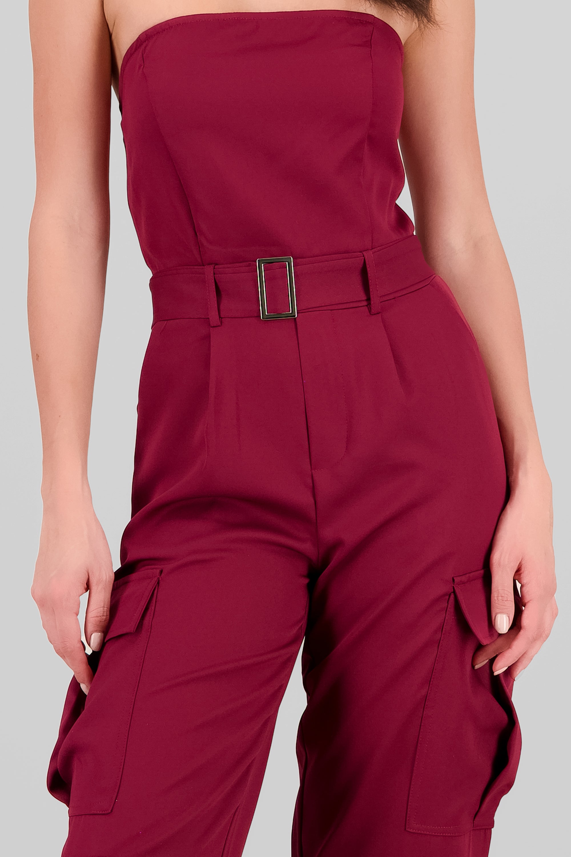 Jumpsuit strapless con bolsas cargo CIRUELA