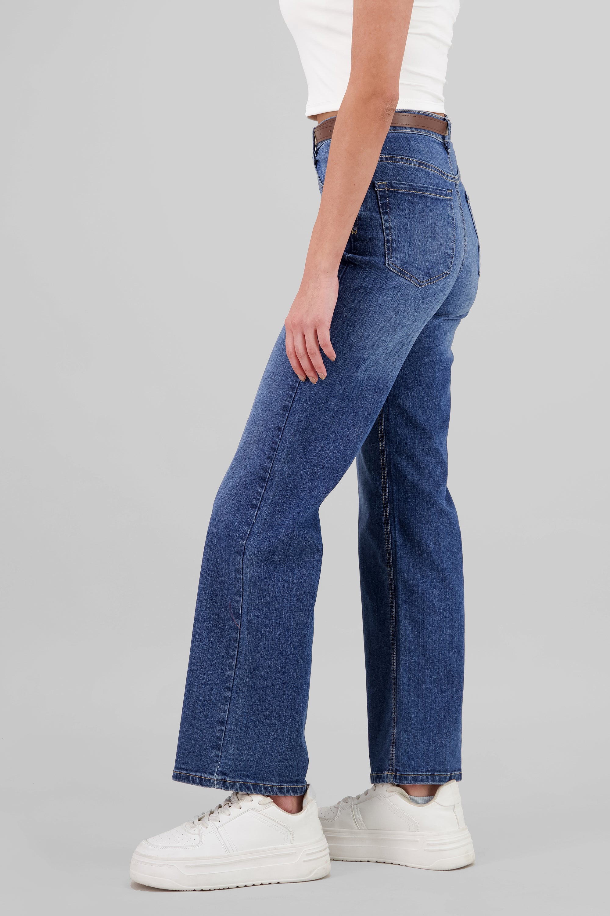 Jeans straight corte básico DARK WASH