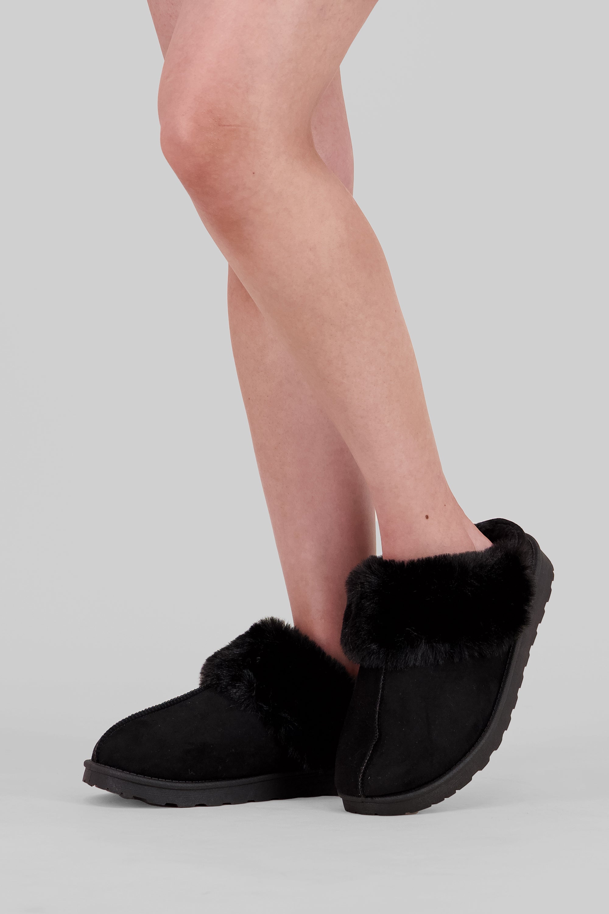 Pantufla zueco fluffy NEGRO